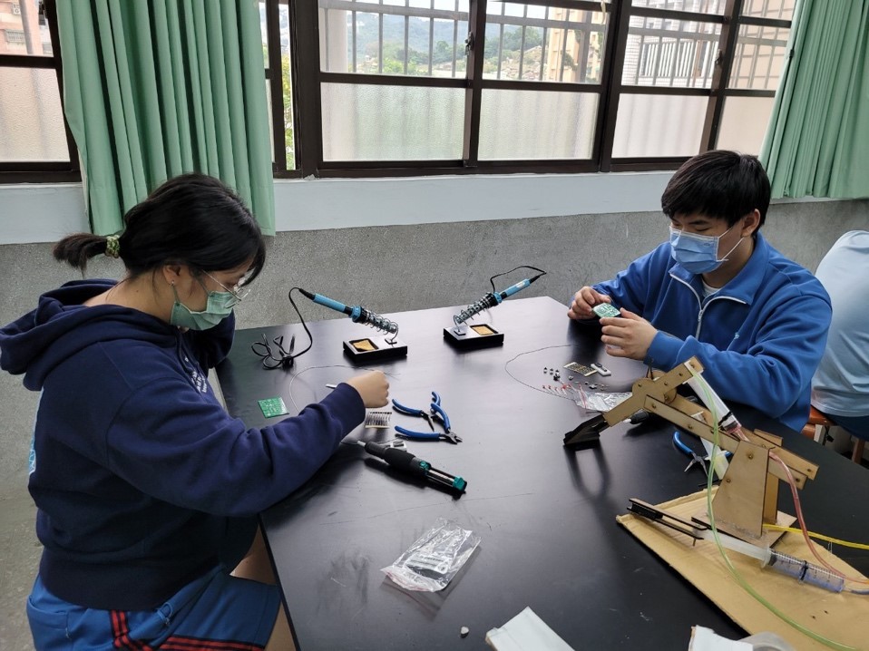 電子知識力考照營：學生操作電子元件與焊接實作.jpg