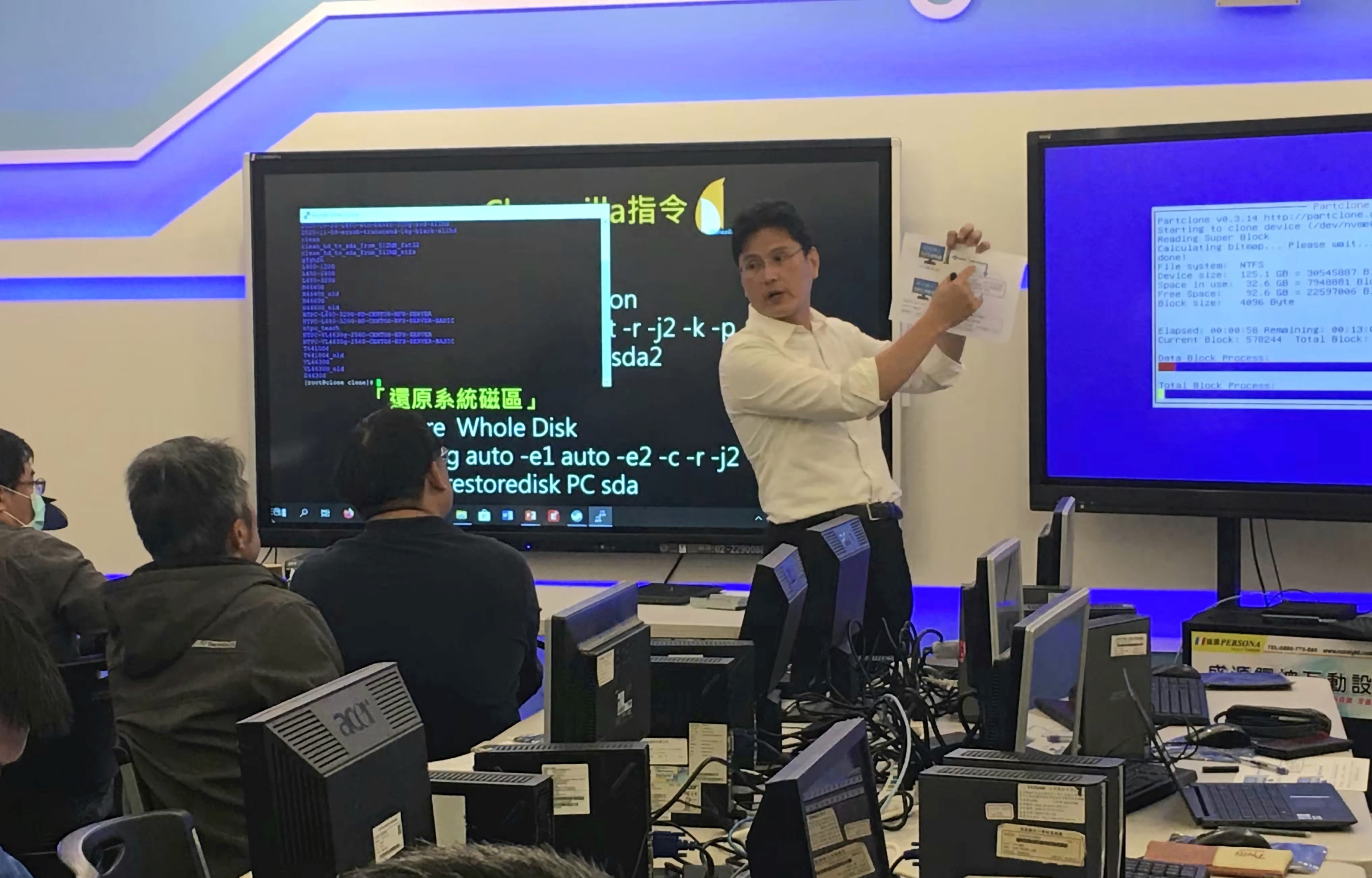 蔡明貴校長親自講授電腦還原系統研習課程.jpg