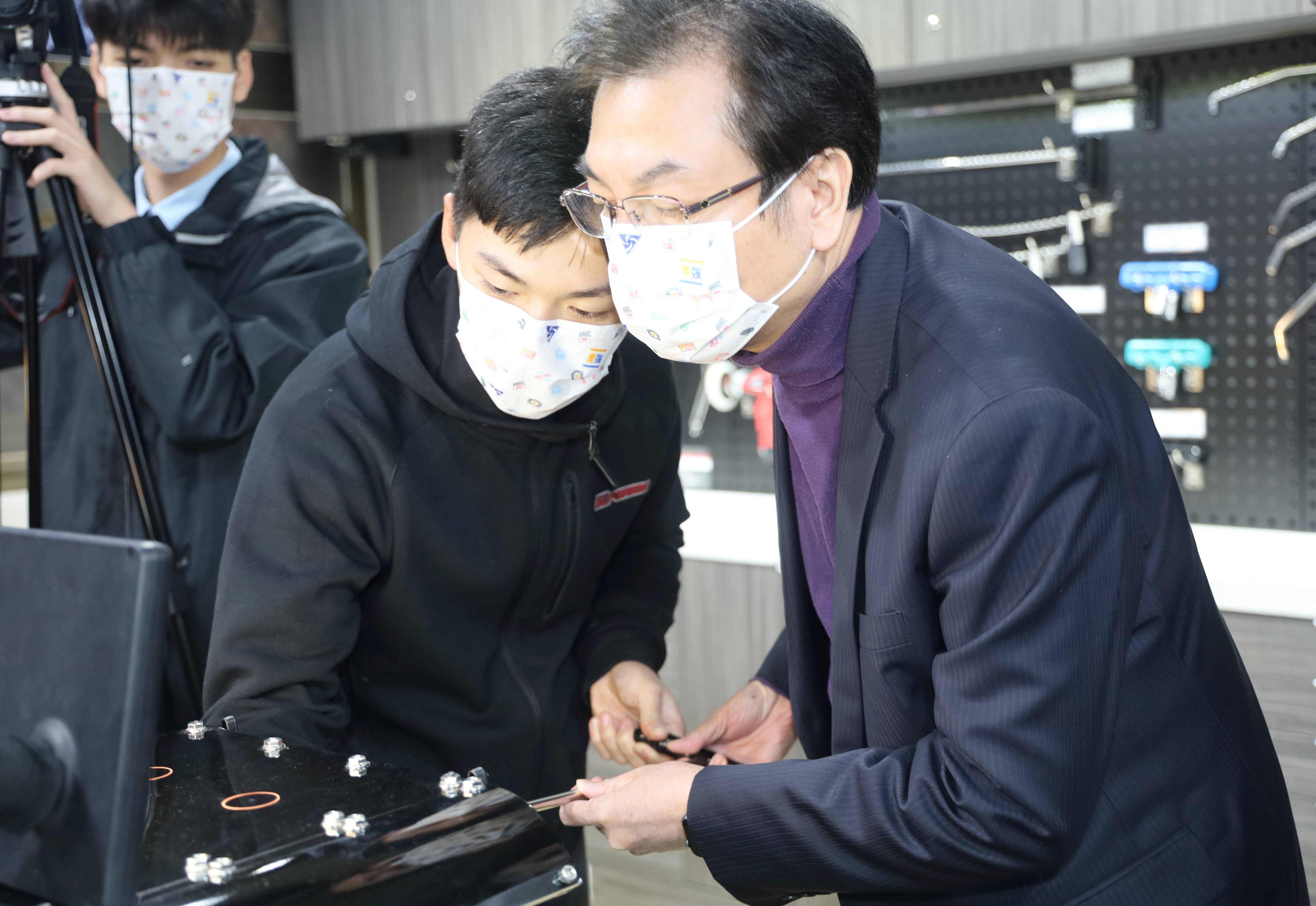 國手顏翔昱(中)向劉和然副巿長介紹體驗微板金教具版及工具.jpg