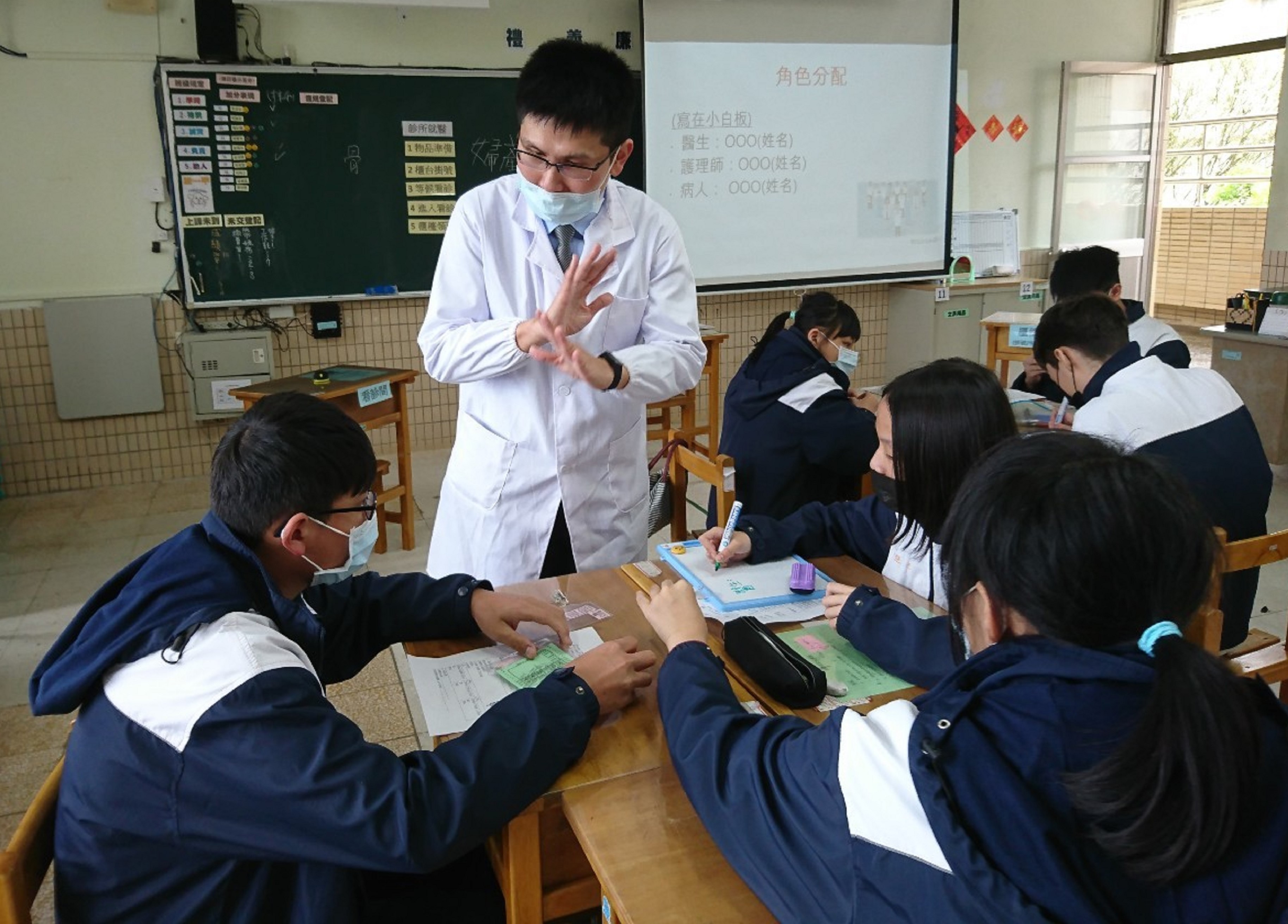 9.淡水商工邱志鴻老師獲教育部生命教育績優人員，圖為防疫融入課程教學.jpg