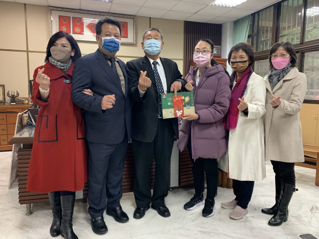清水高中教育基金會董事廖武正伉儷（左1、2）、清水高中教育基金會董事長彭榮宗（左3）與回饋校方的黃培媛（右3）、清水高中校長鍾雲英（右2）、輔導主任郭芳妙（右1）合影。.jpg