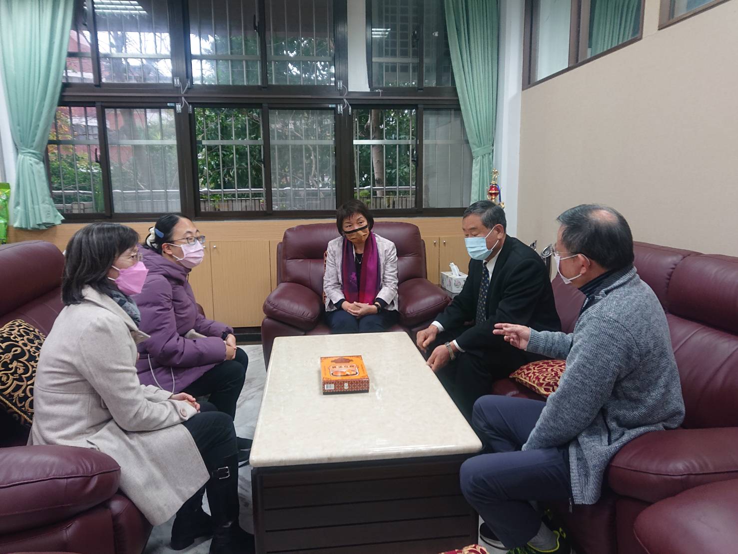 清水高中輔導主任郭芳妙（左1）、校友黃培媛（左2)、校長鍾雲英(中)、清水高中教育基金會董事長彭榮宗(右2)、清水高中前校長黃文煜（右1）歡聚.jpg