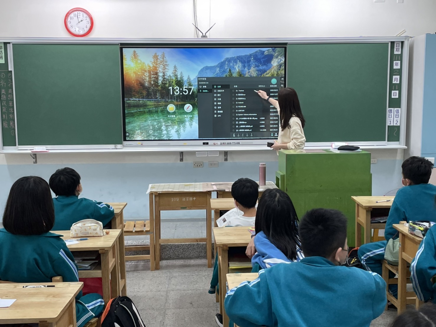 老師示範觸屏的使用說明.4.jpg