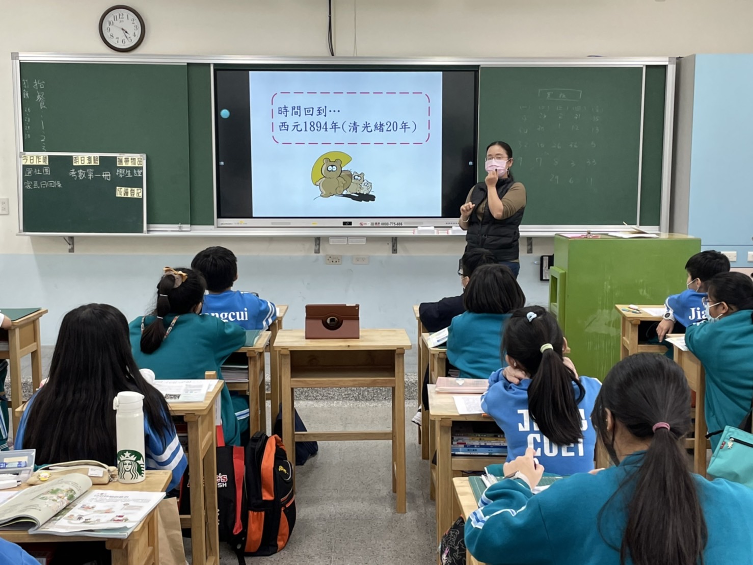 歷史老師課中運用觸屏,上課時可充分表現課程內容.3.jpg