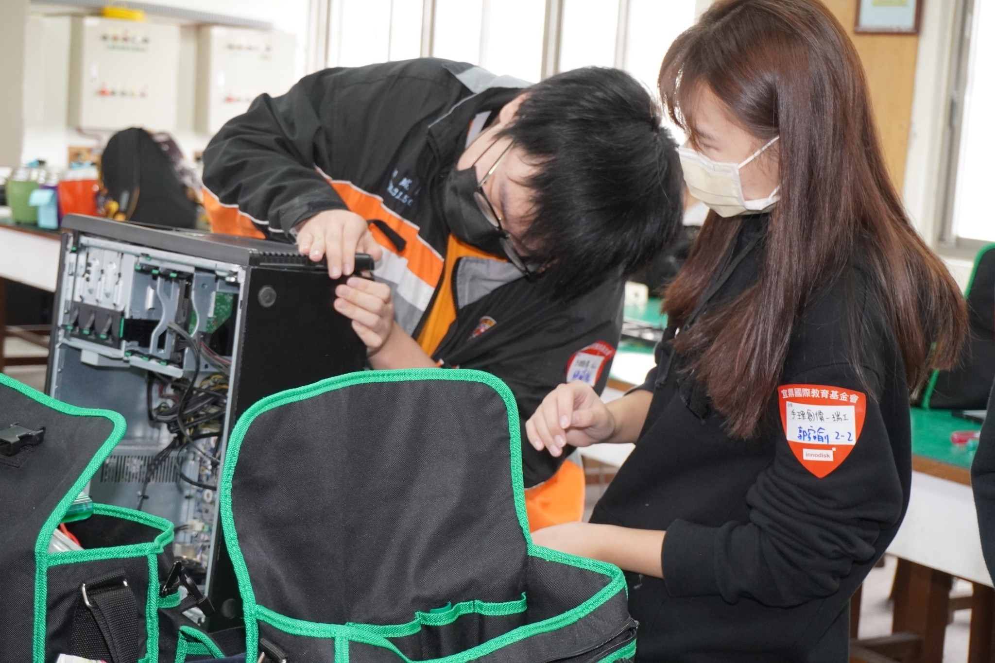 3.學員巧手維修再生電腦，並安裝作業系統與辦公室軟體.jpg