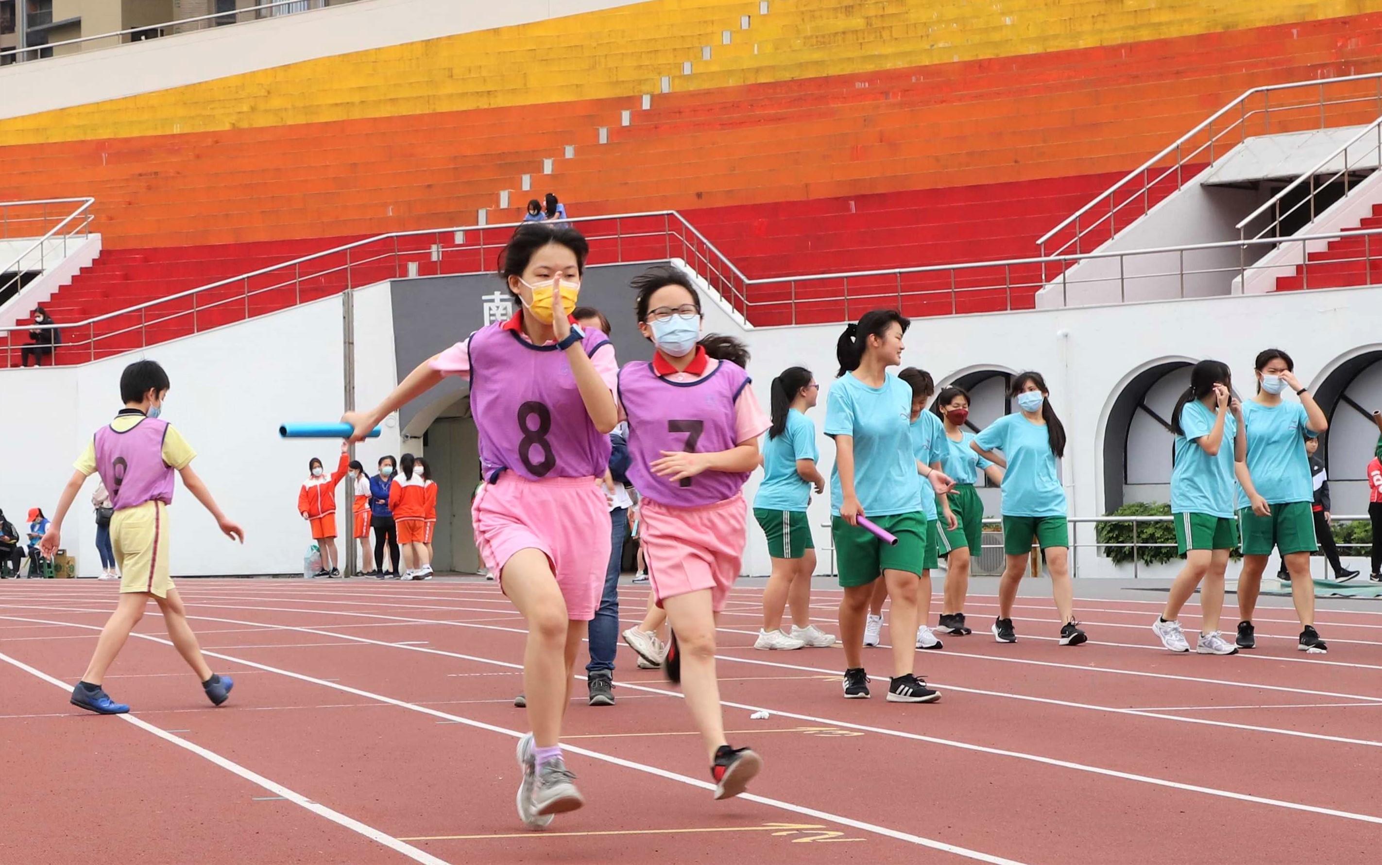 5.大隊接力參賽學校在比賽前加強練習.jpg