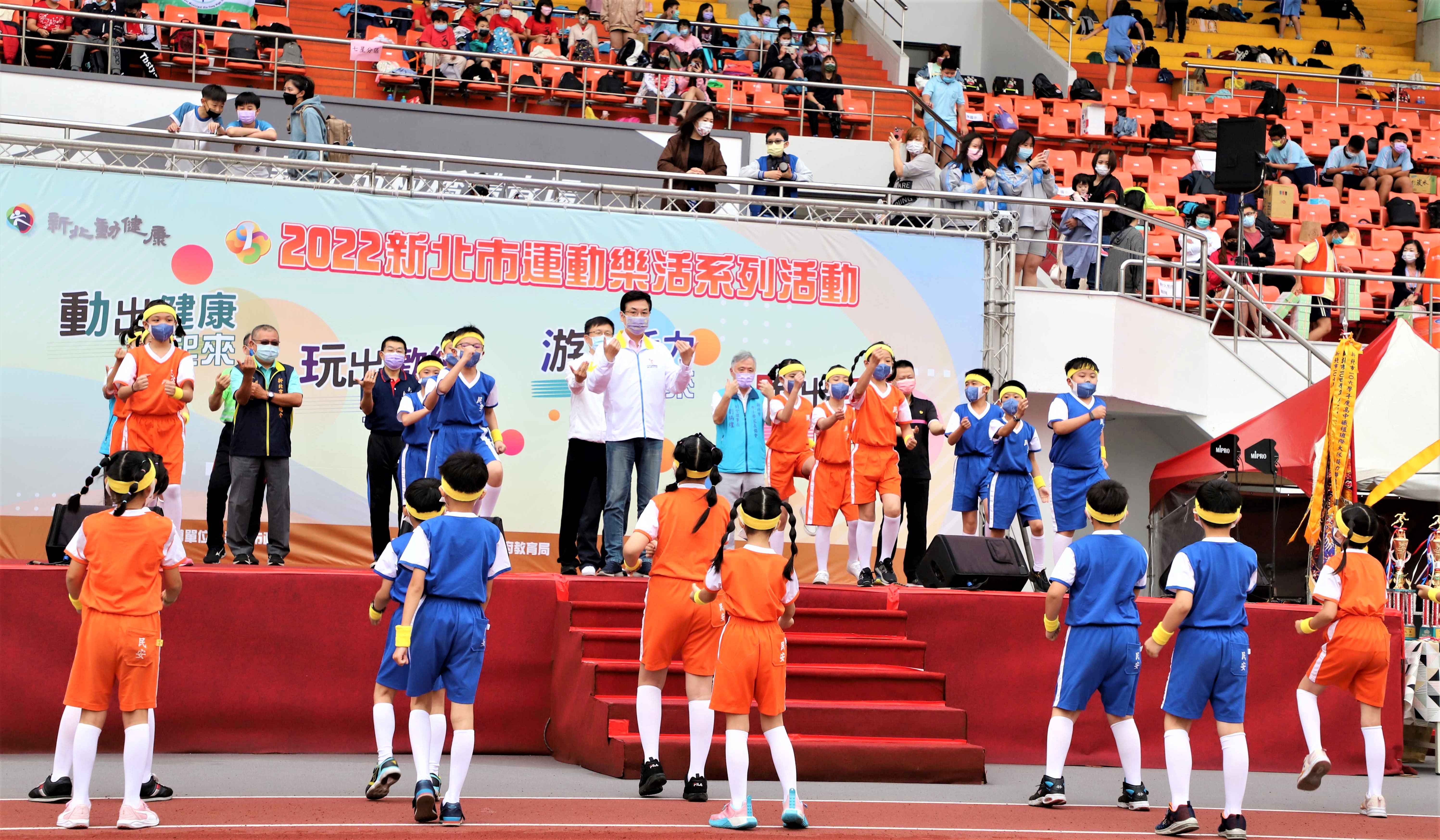 6.副市長及民安國小同學帶領參賽人員做健康操..jpg
