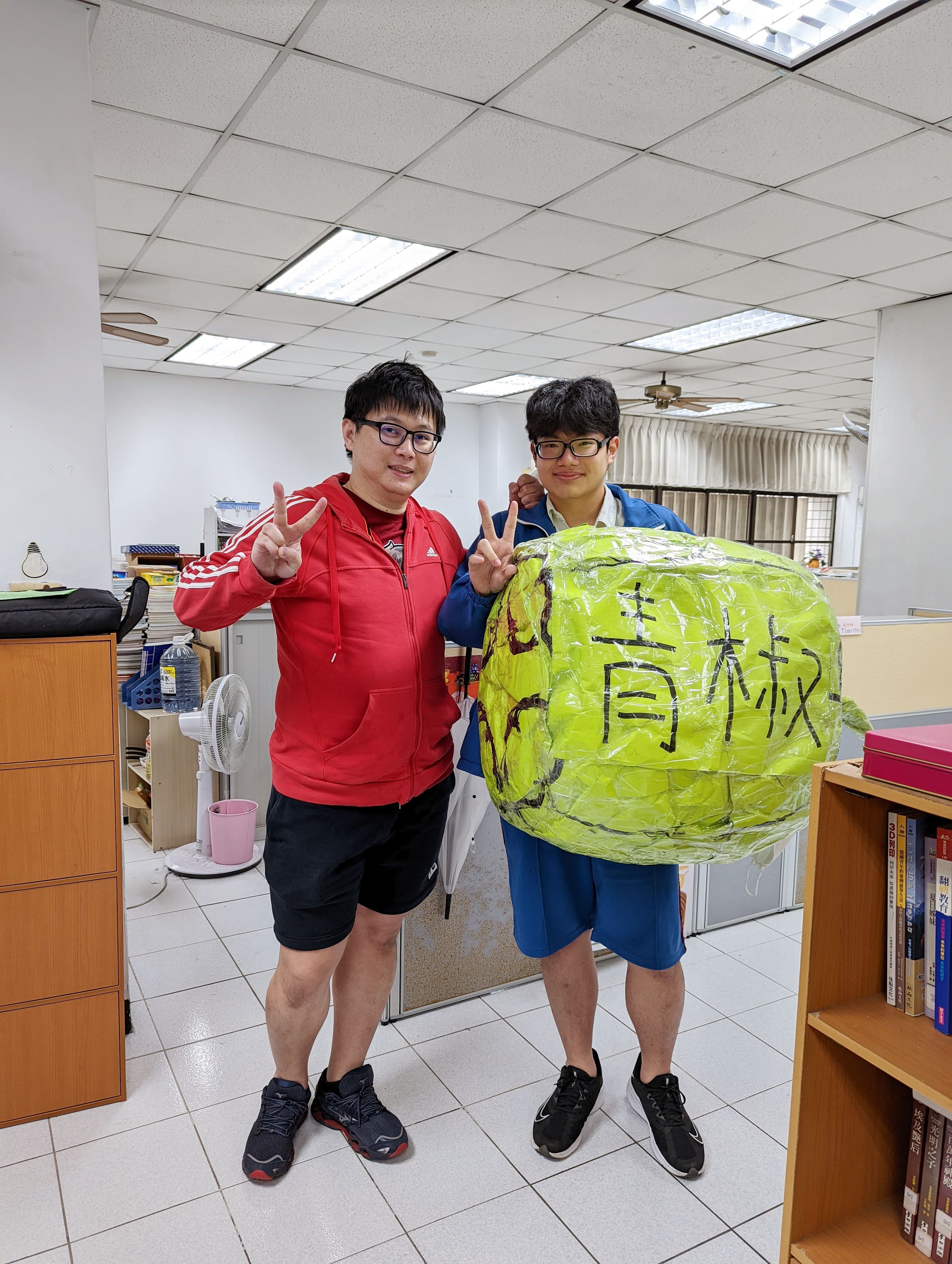 蔡文鏹「抬青椒」(台清交)開心與導師張家銘合影.jpg