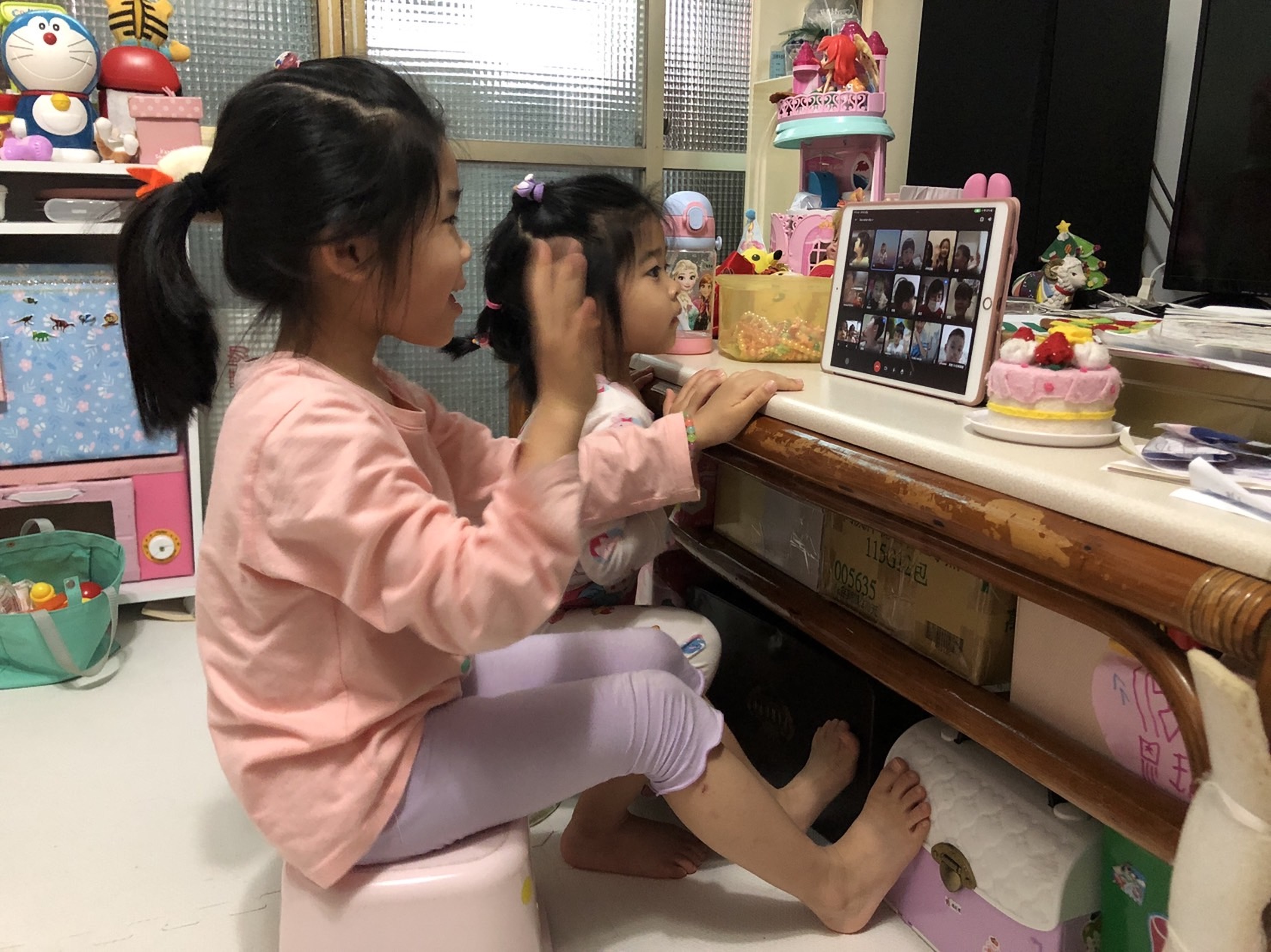 5.秀朗國小附設幼兒園銜接實體與線上課程，圖為彩虹班幼生開心與同學老師線上互動.jpg