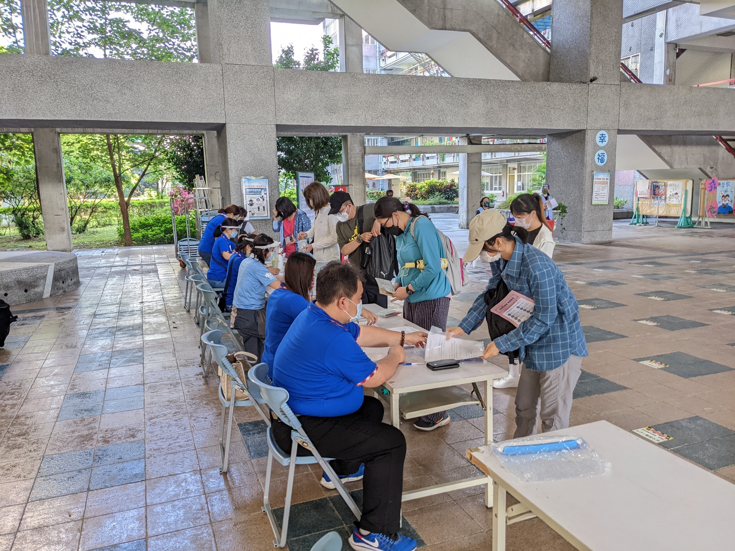 新北國小暨幼兒園教甄今登場，工作人員檢核考生應試通知單、健康聲明切結書與接種疫苗證明.jpg