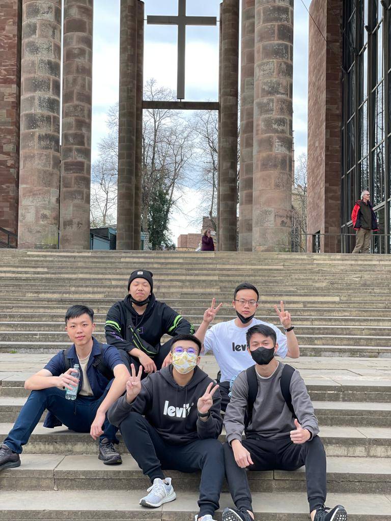 羅亦展(左一)與其他同樣在英國讀書的高中生參訪Conventry University.jpg