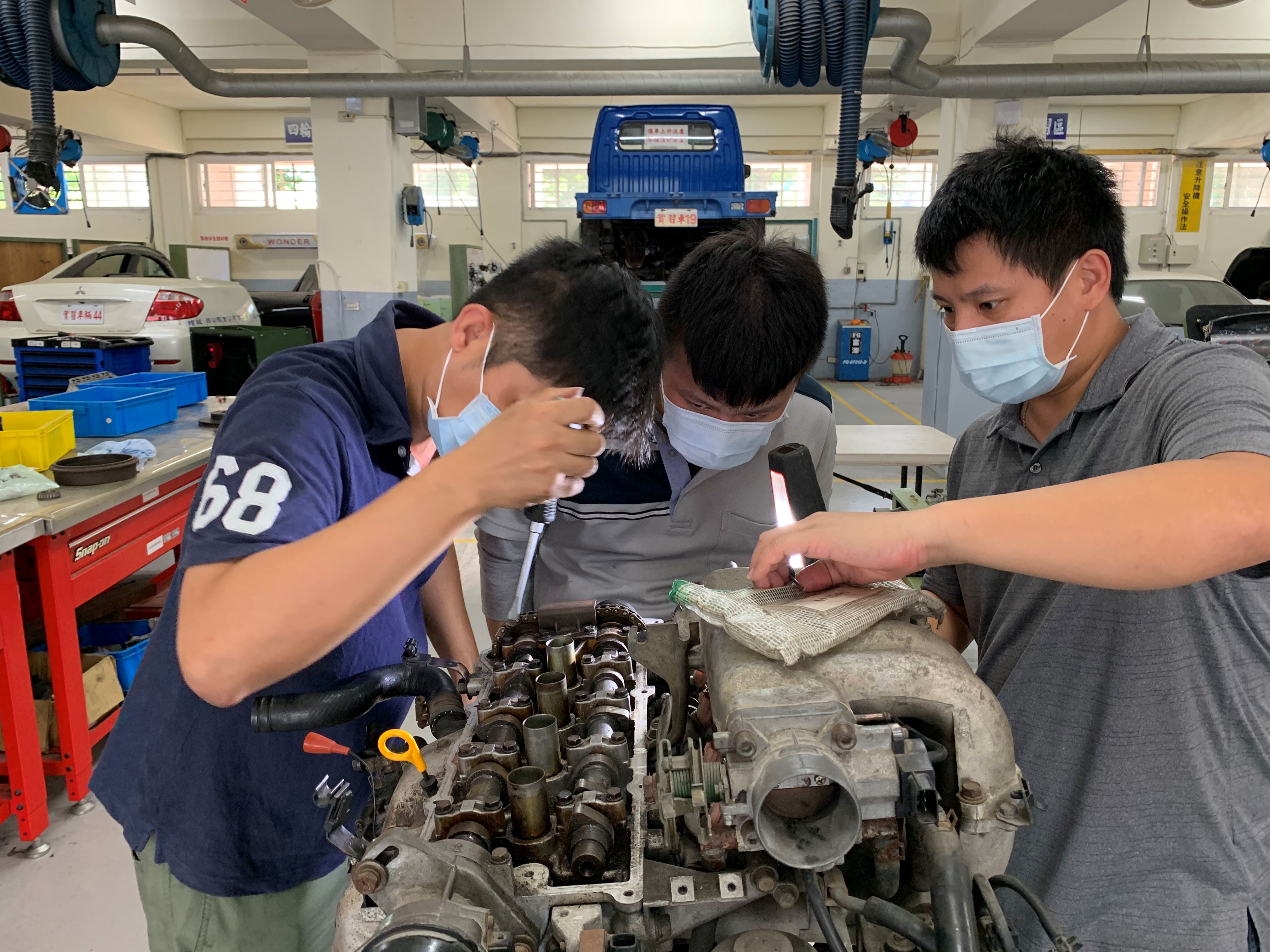 6.技術型高中學生推動「實作進擊Go」專業技能精進課程，圖為汽車科暑期返校上實習課。.jpg