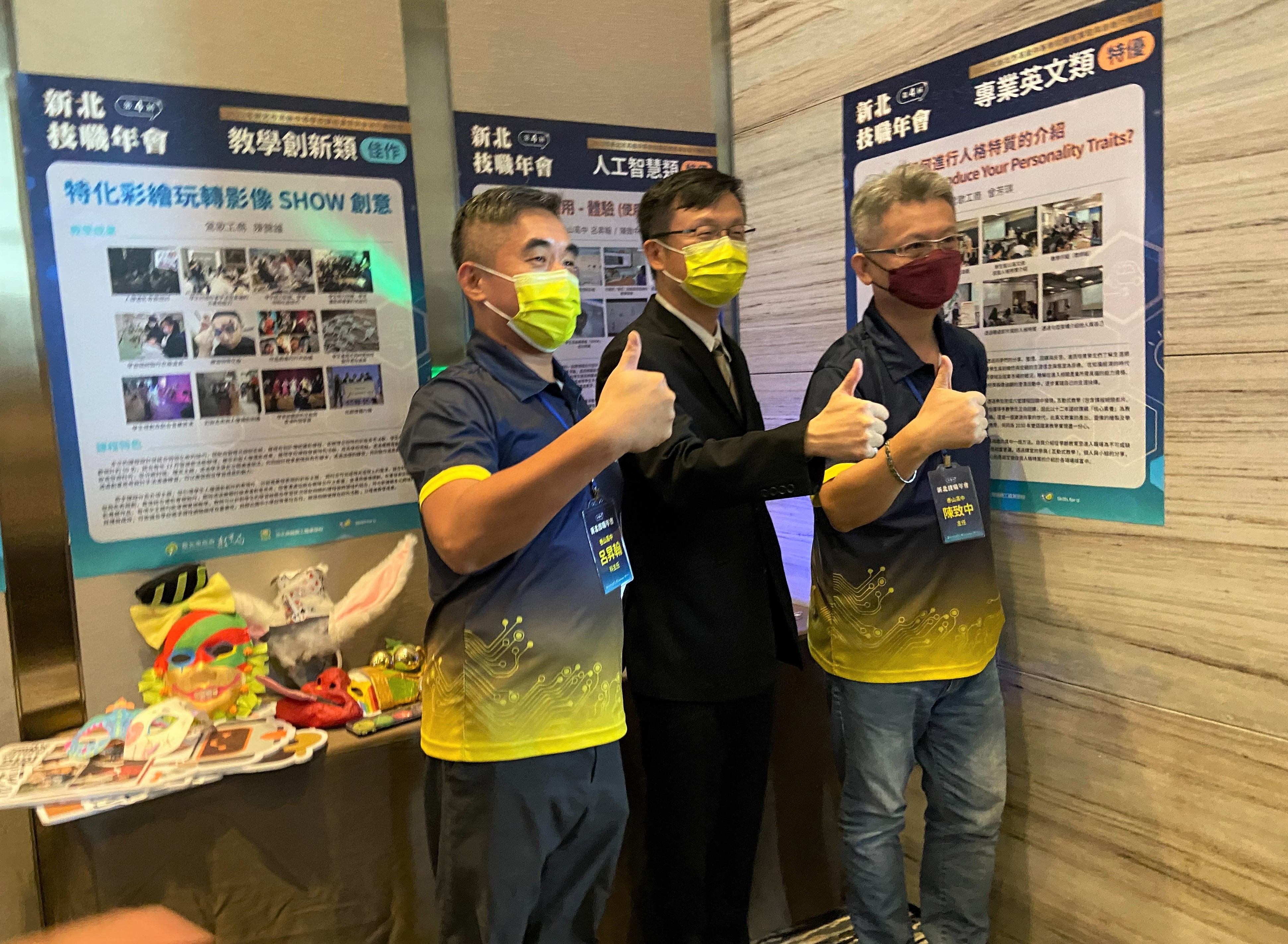4.張明文局長(中)與泰山高中呂昇翰老師 (左1)及陳致中老師(右1)互動交流，體驗課程作品.jpg