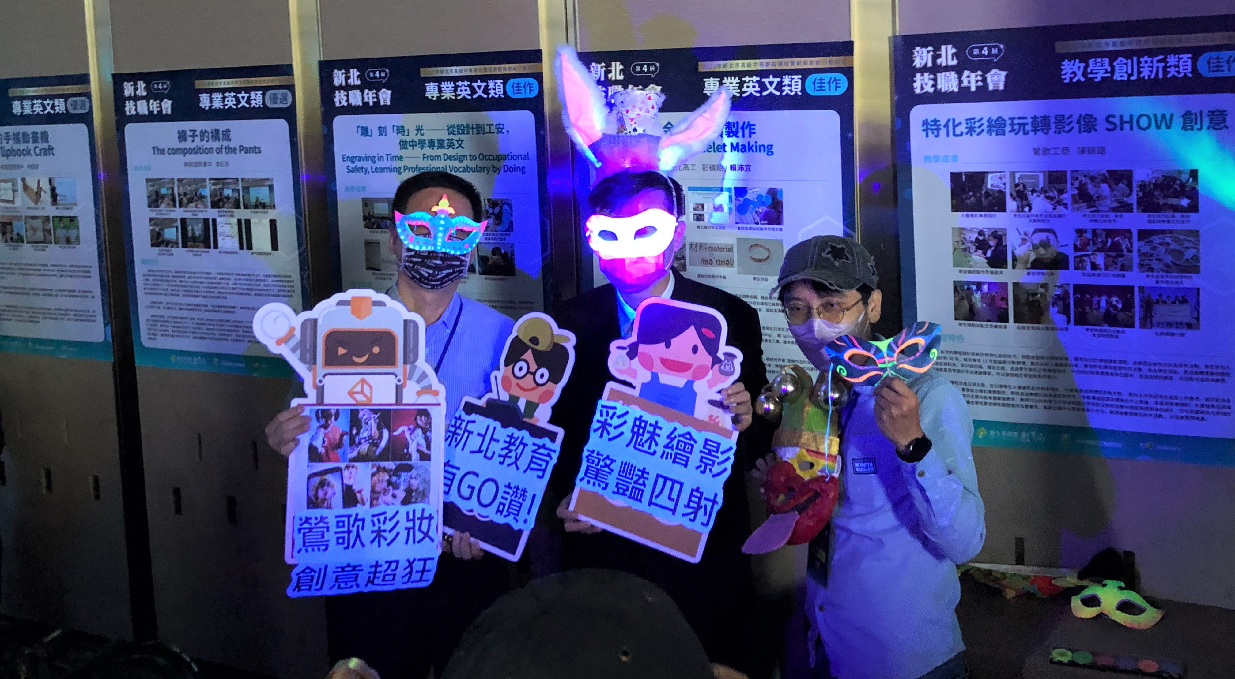 5.張明文局長(中)與鶯歌工商校長顏龍源(左1)、陳錦雄老師(右1)互動彩妝與人像攝影課程.jpg