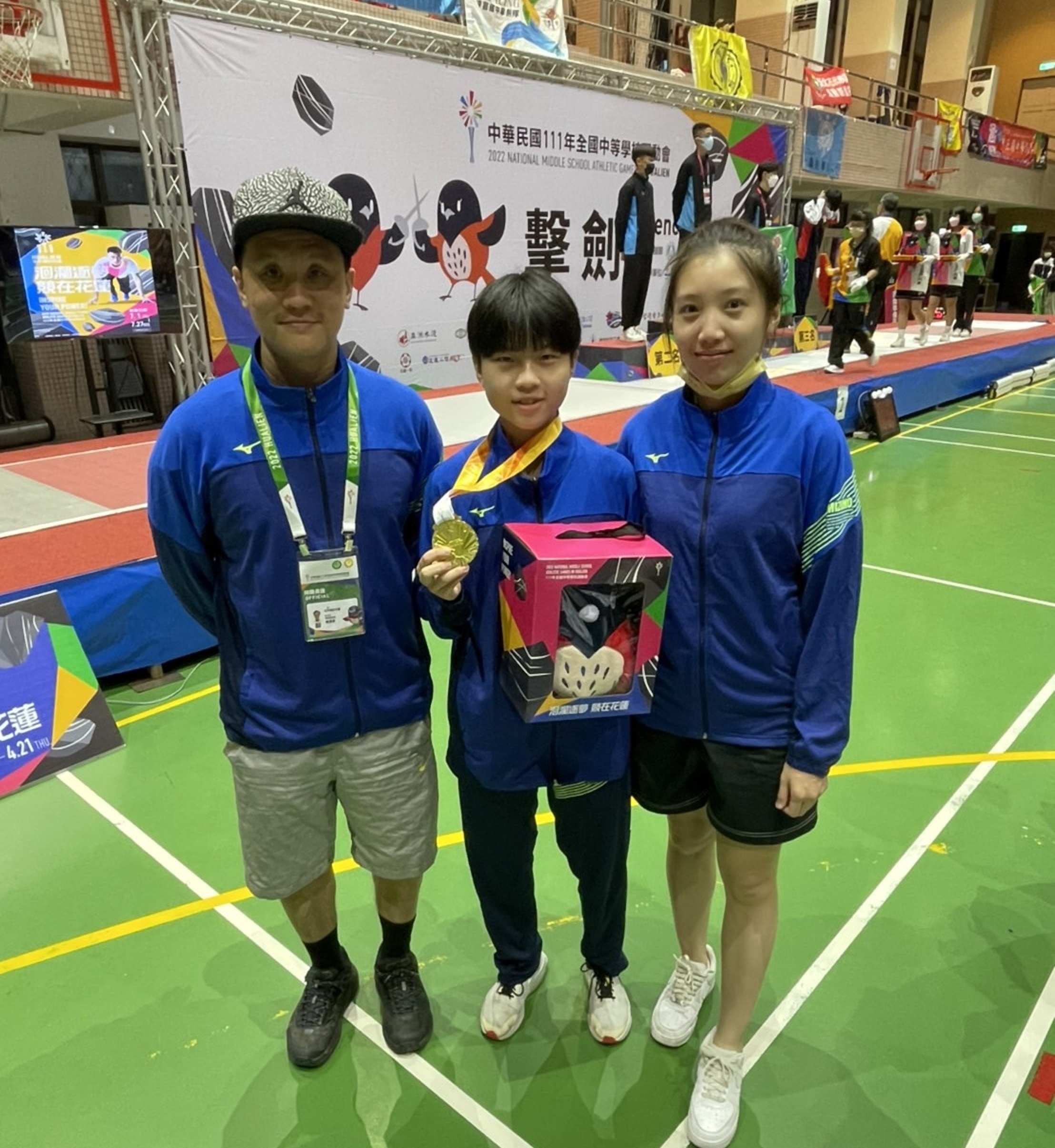 3.板橋國中國女組個人軍刀金牌選手周宥昕(中)，拿下金牌達到自己設定的目標。.jpg