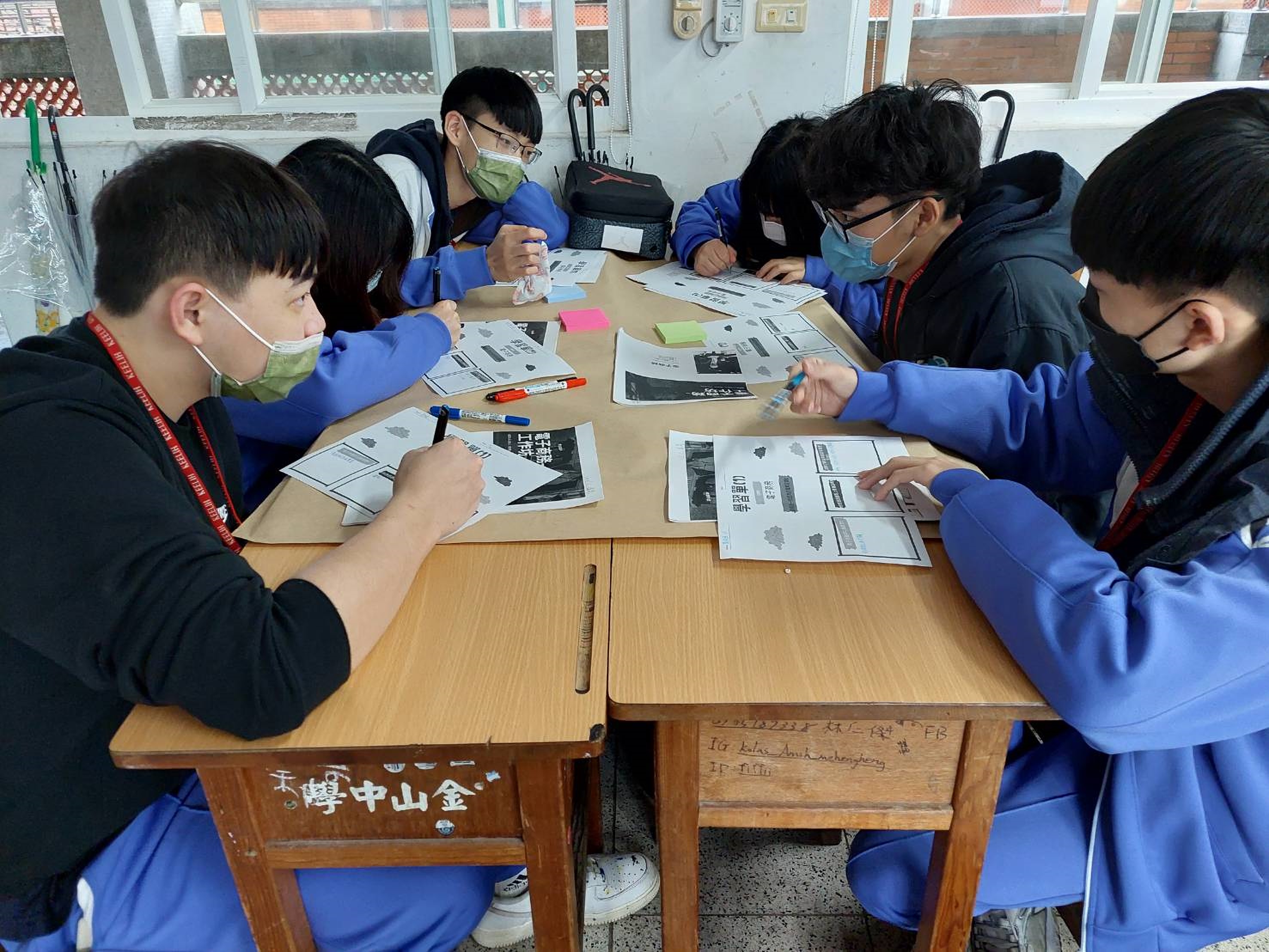 3.業師準備豐富多元的學習單，讓學生分組討論建立電商所需專業知識架構。.jpg