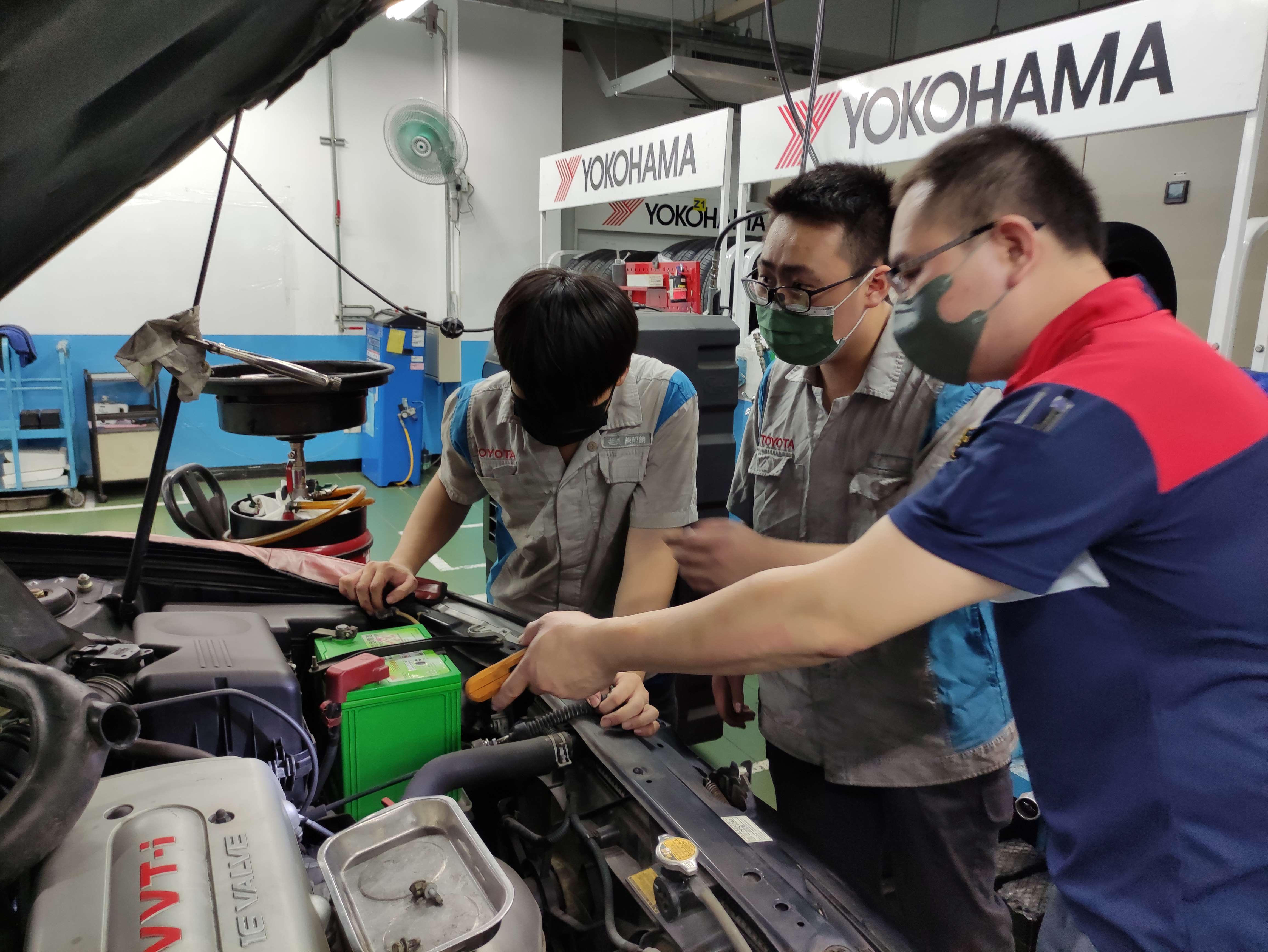 3.學生在TOYOTA國都中和廠實習排檔桿拉索更換。2.jpg