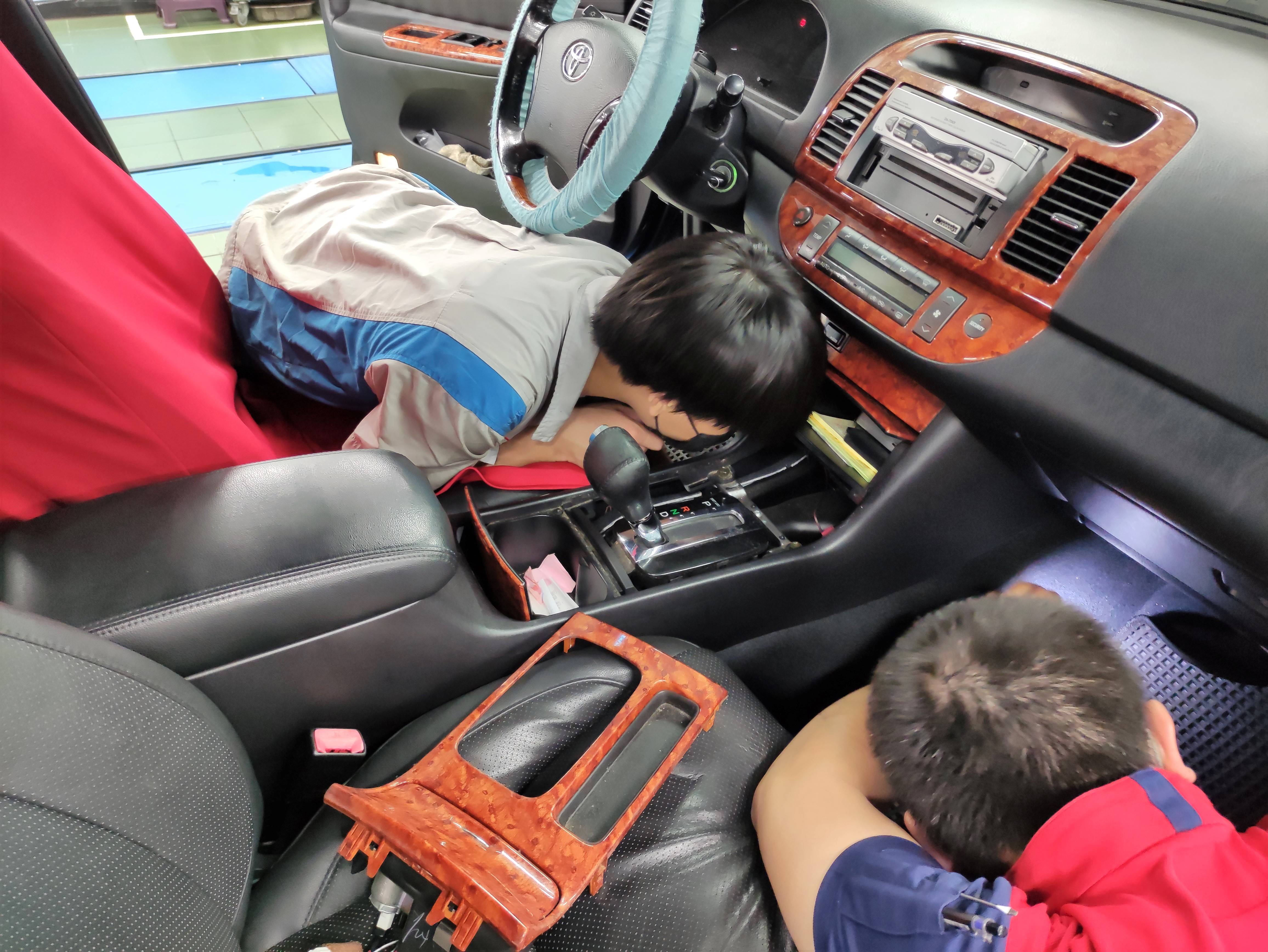 5.學生在TOYOTA國都中和廠實習排檔桿拉索更換。.jpg