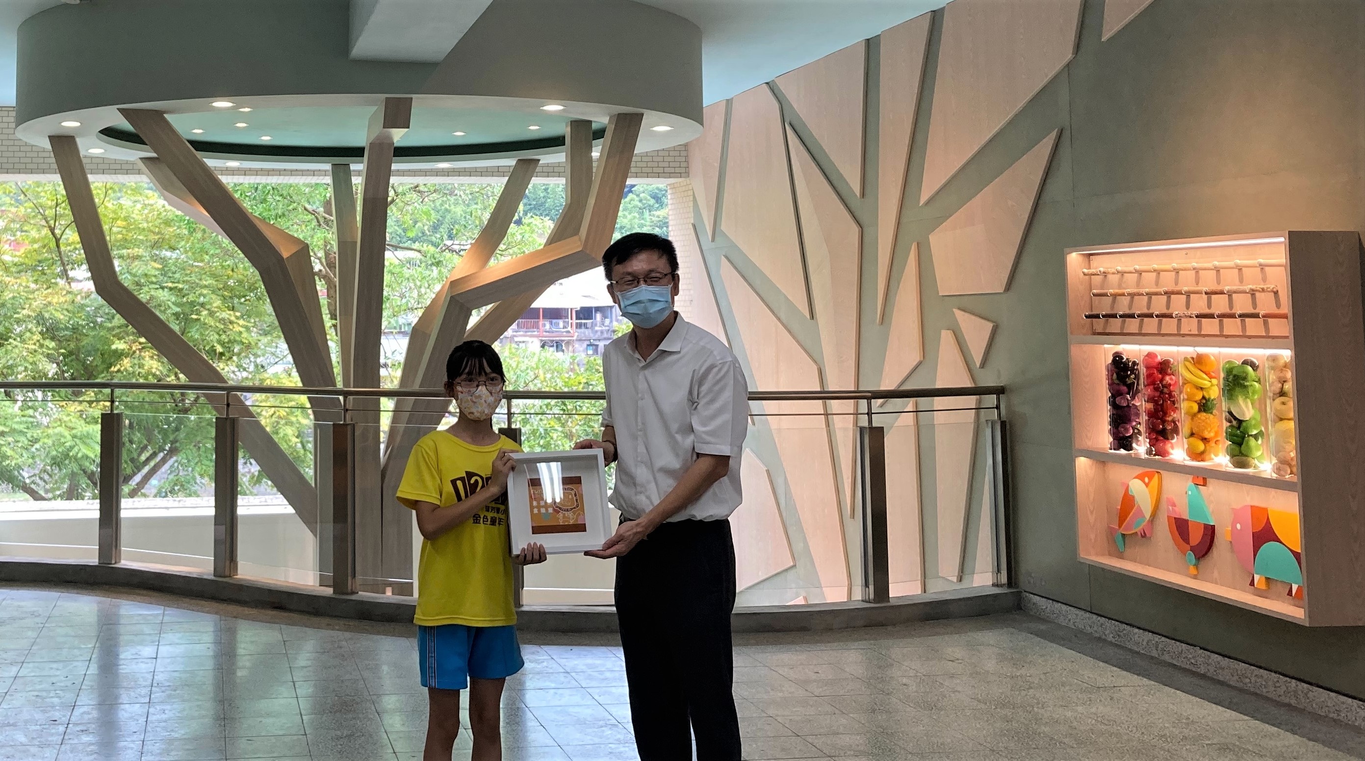 3.瑞芳國小-小市長邱宇婕(左)致贈食育文創產品-酷卡予張明文局長(右).jpg