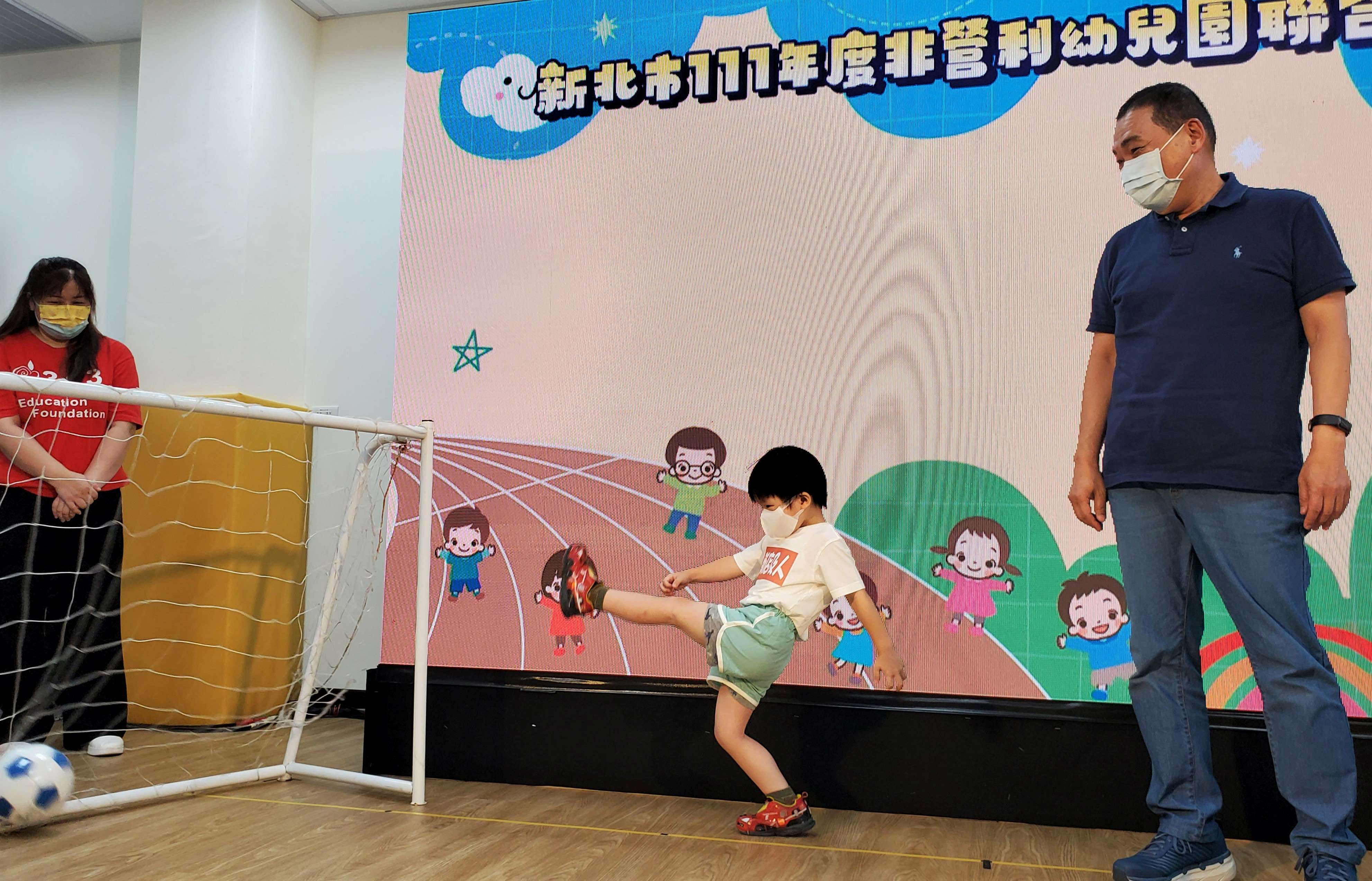 5.幼生與侯友宜市長(右)踢傳足球，象徵「足」出疫情好彩頭.jpg