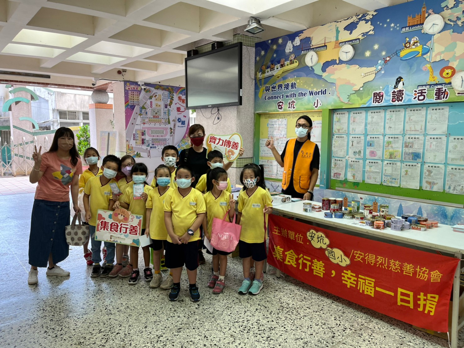 學生捐贈物資大合照.jpg