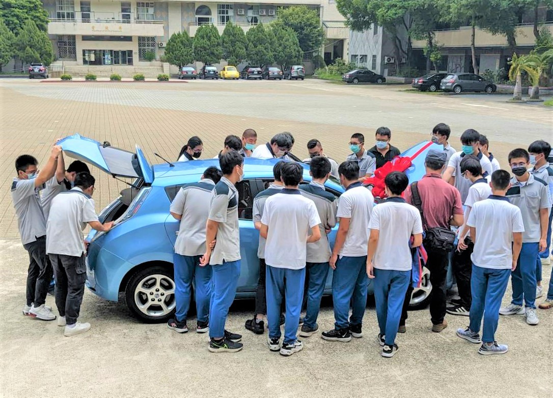 4.汽車科學生對當天收到捐贈的電動汽車，迫不及待爭相對全車各部位開始進行探索。.jpg