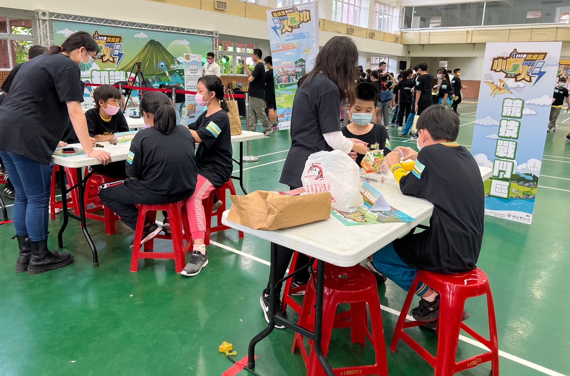 北北基能源小鐵人潛能組學生競賽，在師長的指導下，學生不斷試驗精準的設計能源動力交通工具。.jpg