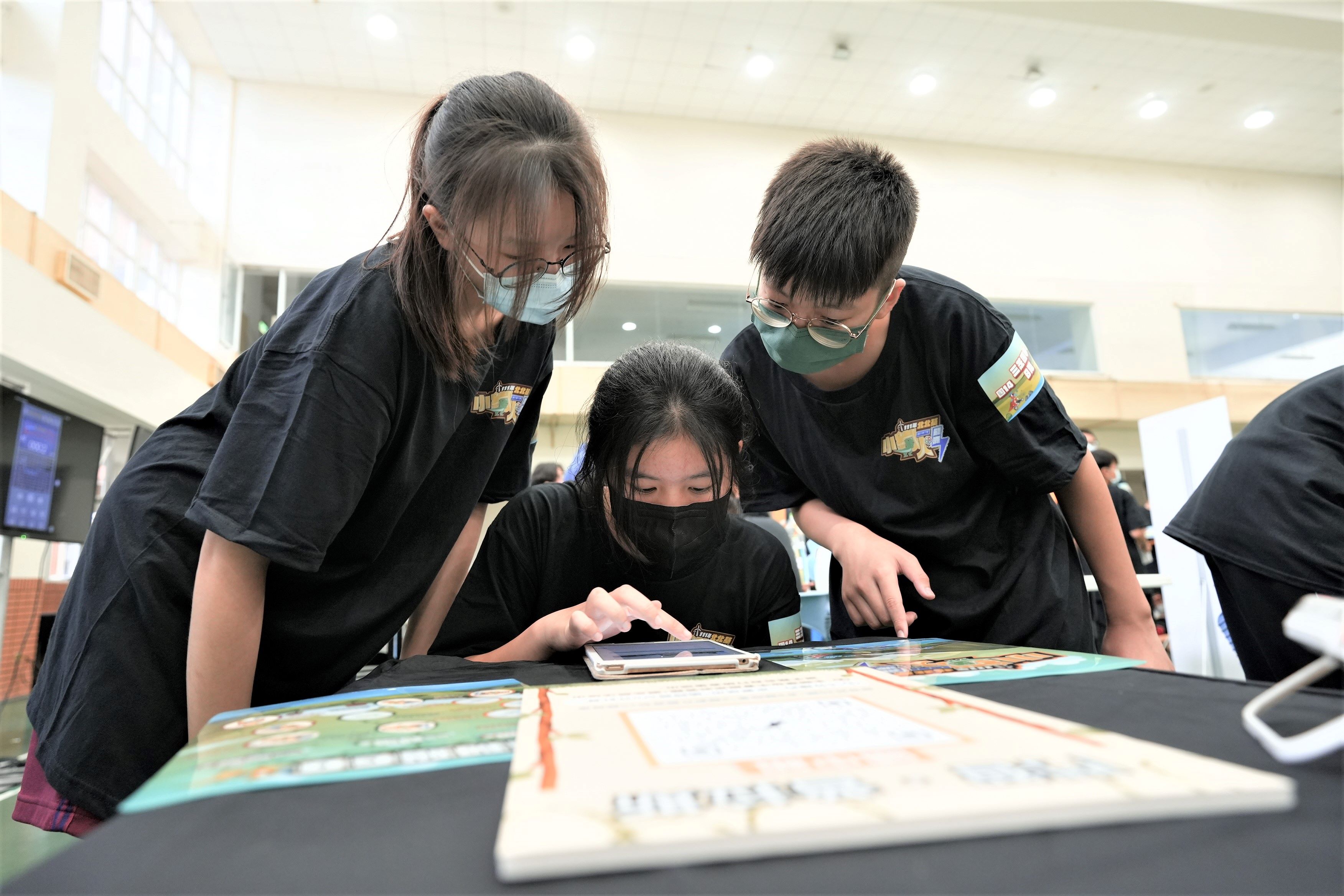 學生運用平板進行能源知識王挑戰，小組合作進行圖卡配對、能源知識鬥智、節能標章疊疊樂競賽。.jpg