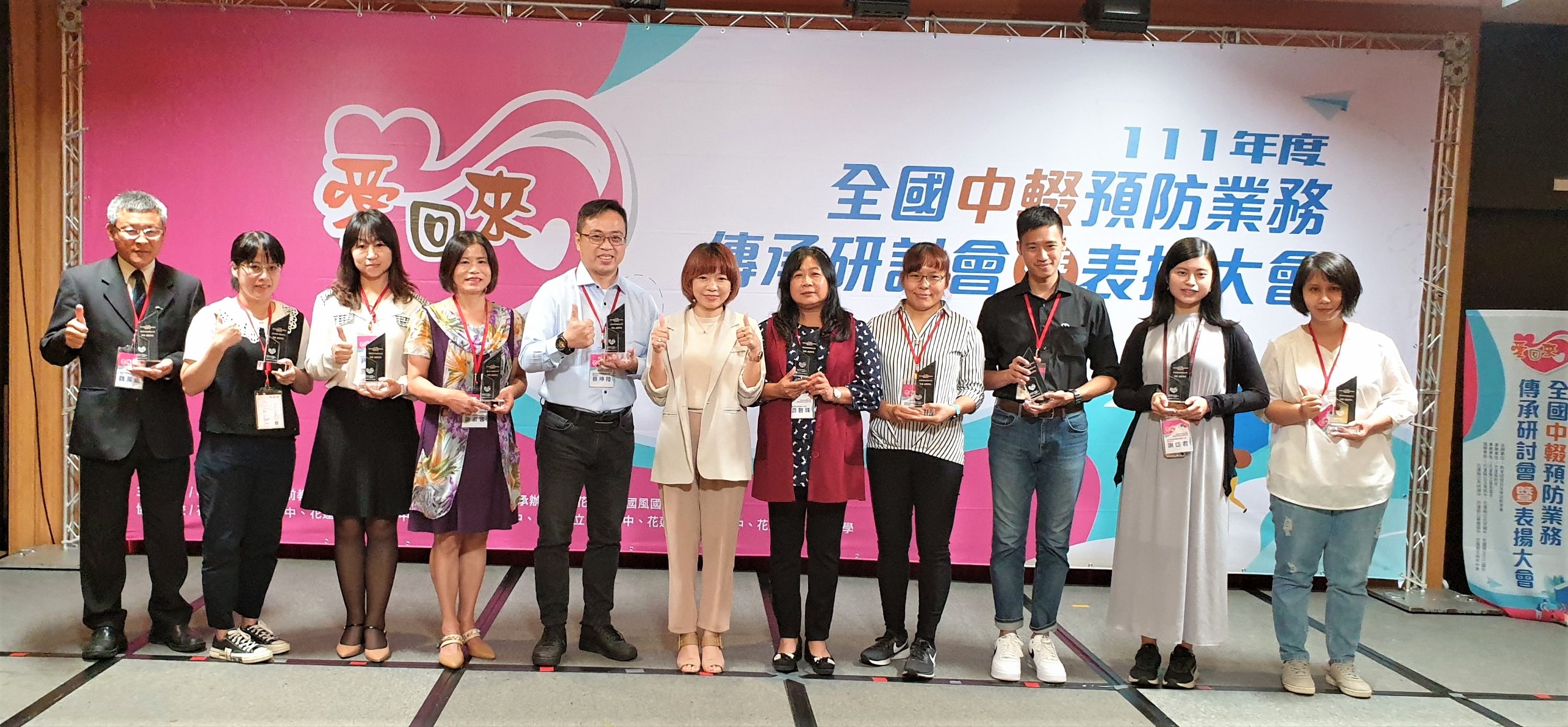 碧華國小蔡坤陵主任(左5)代表學校獲頒績優單位及機關團體獎.jpg
