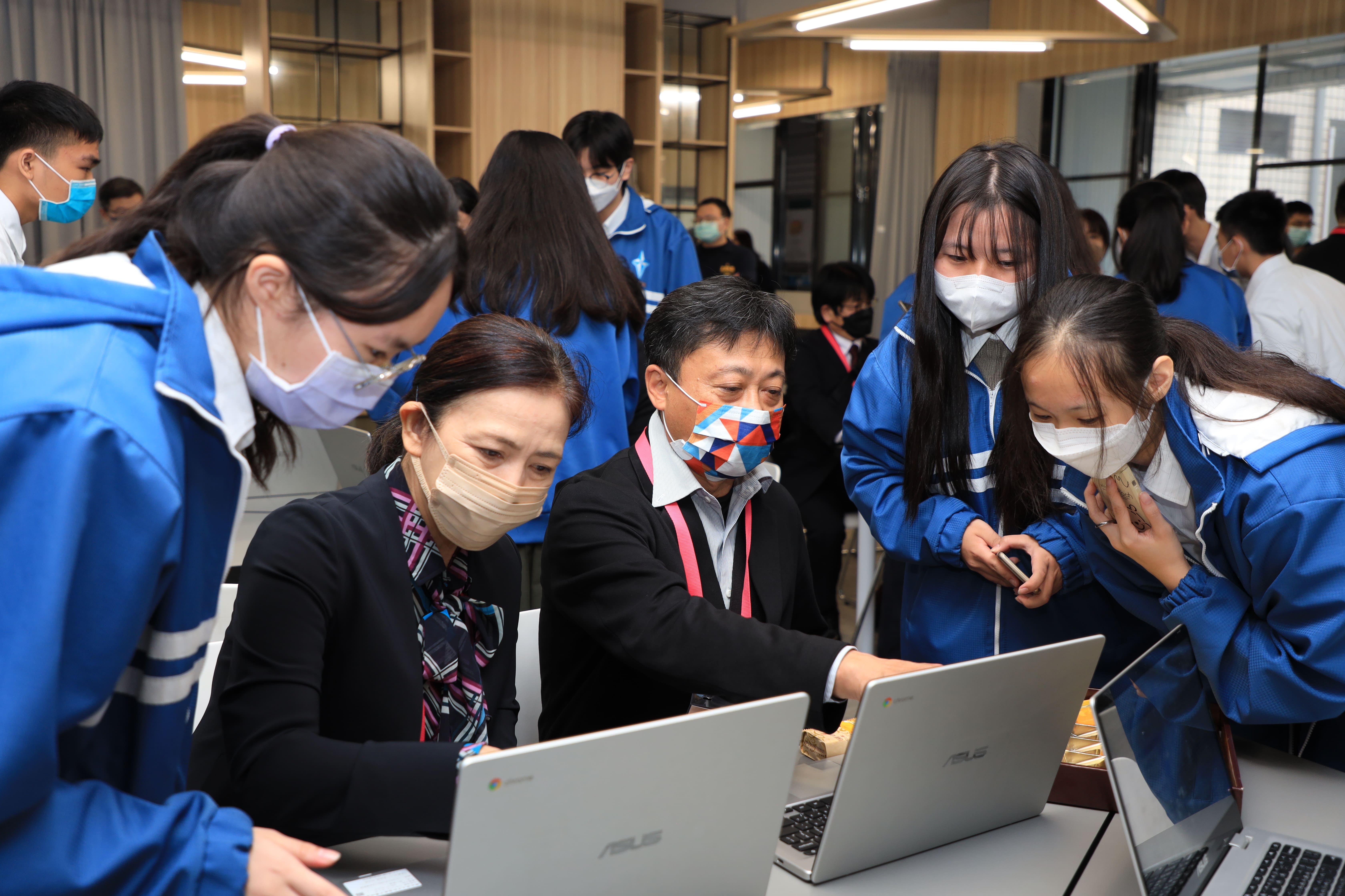 學生與日本官員分享如何使用Chromebook學習.jpg