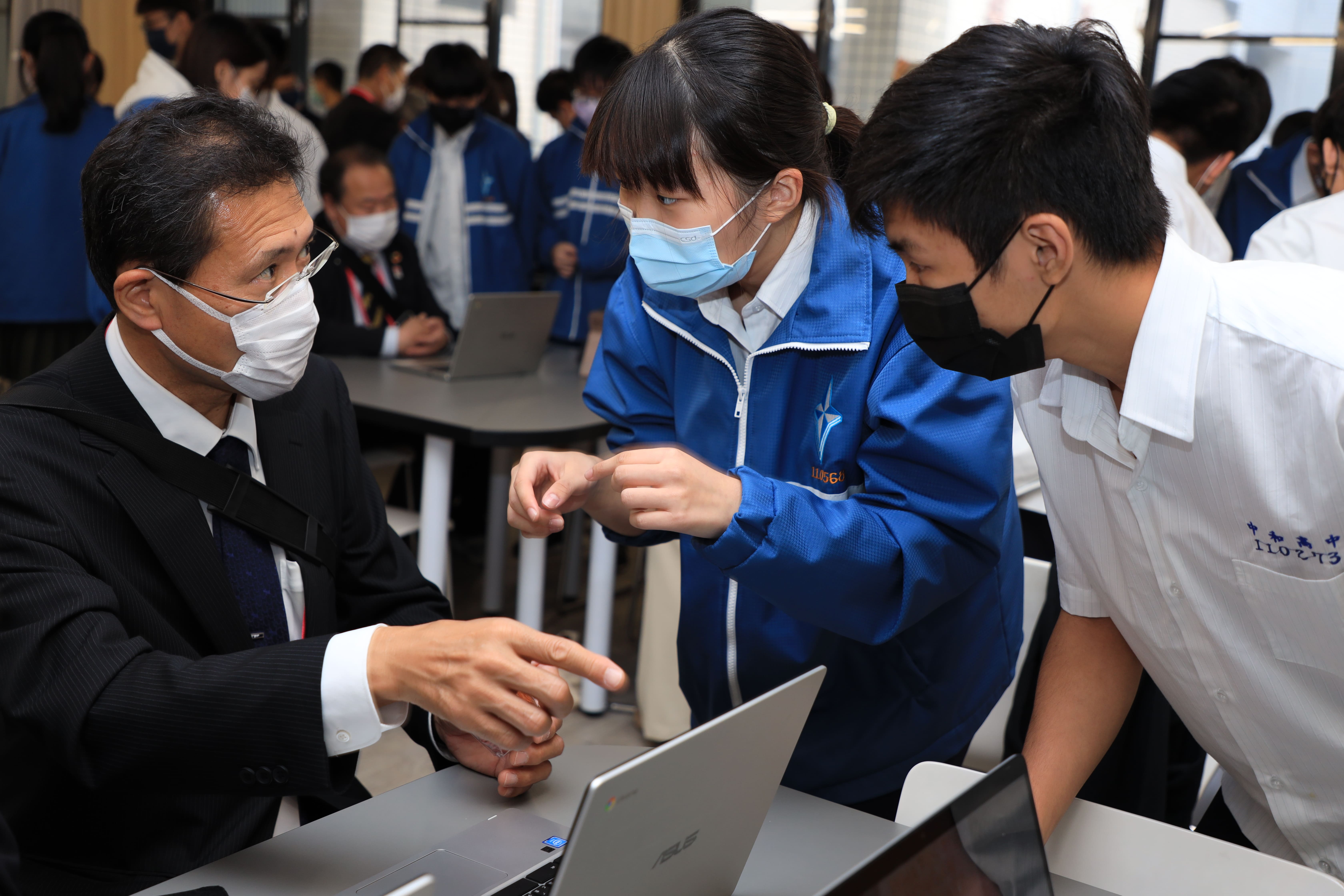 學生與日本貴賓分享臺灣高中生的生活.jpg