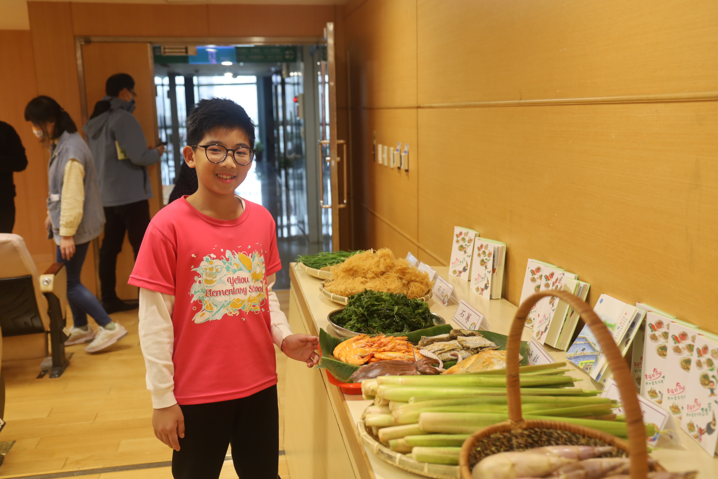 野柳國小學學生闕子鈞現場介紹吉食曆及新北春夏秋冬在地特產.JPG