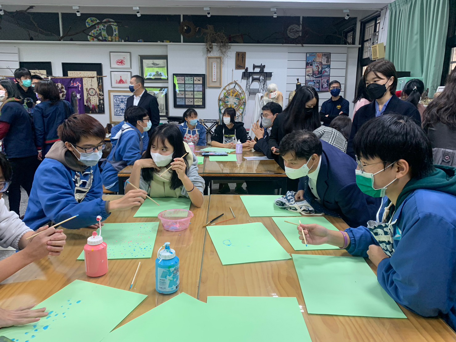 韓國貴賓在雙語美術課與中和高中學生共同創作.jpg