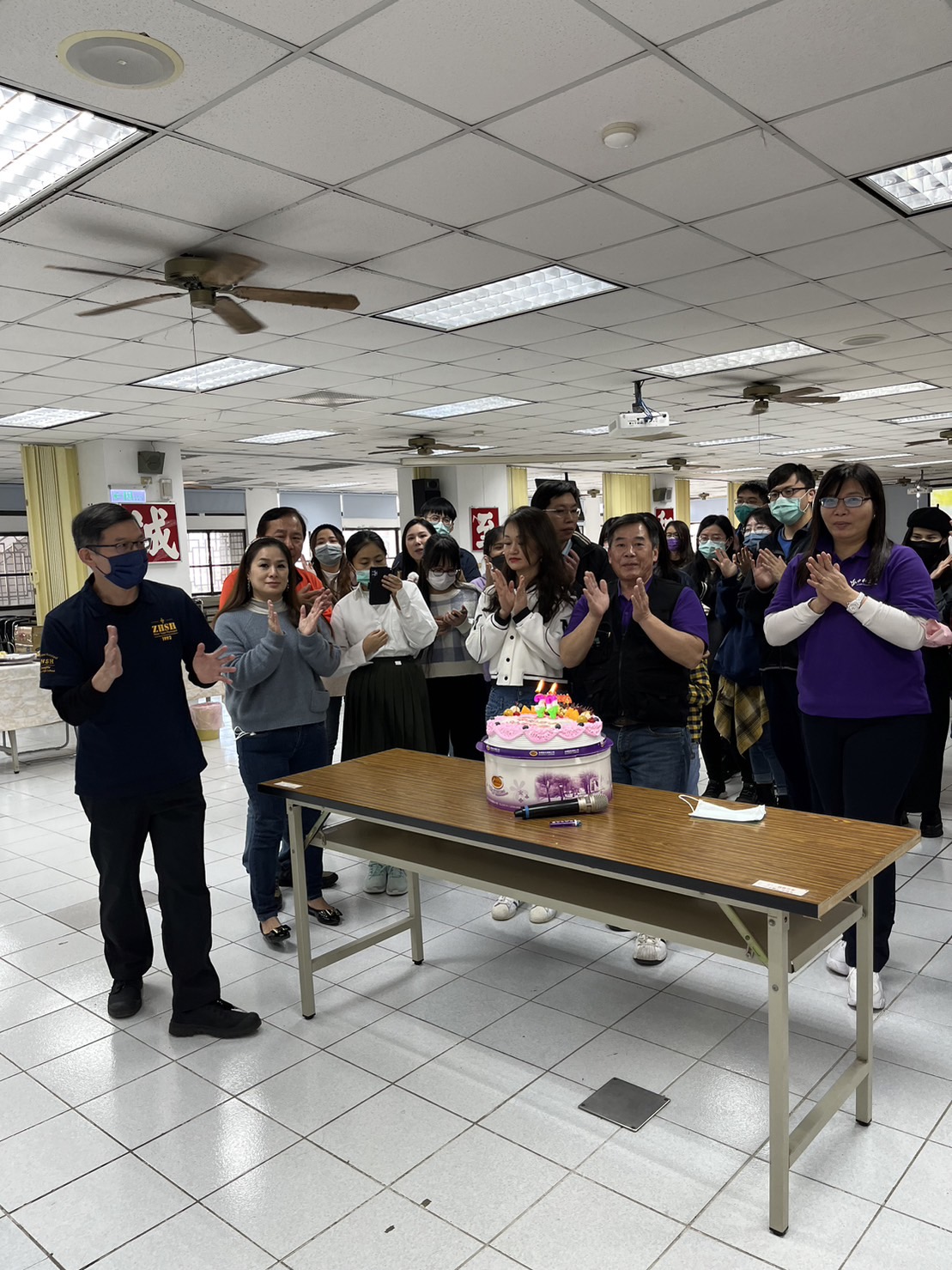 家長會王明河會長與其他委員在一家一菜活動中祝福中和高中生日快樂.jpg