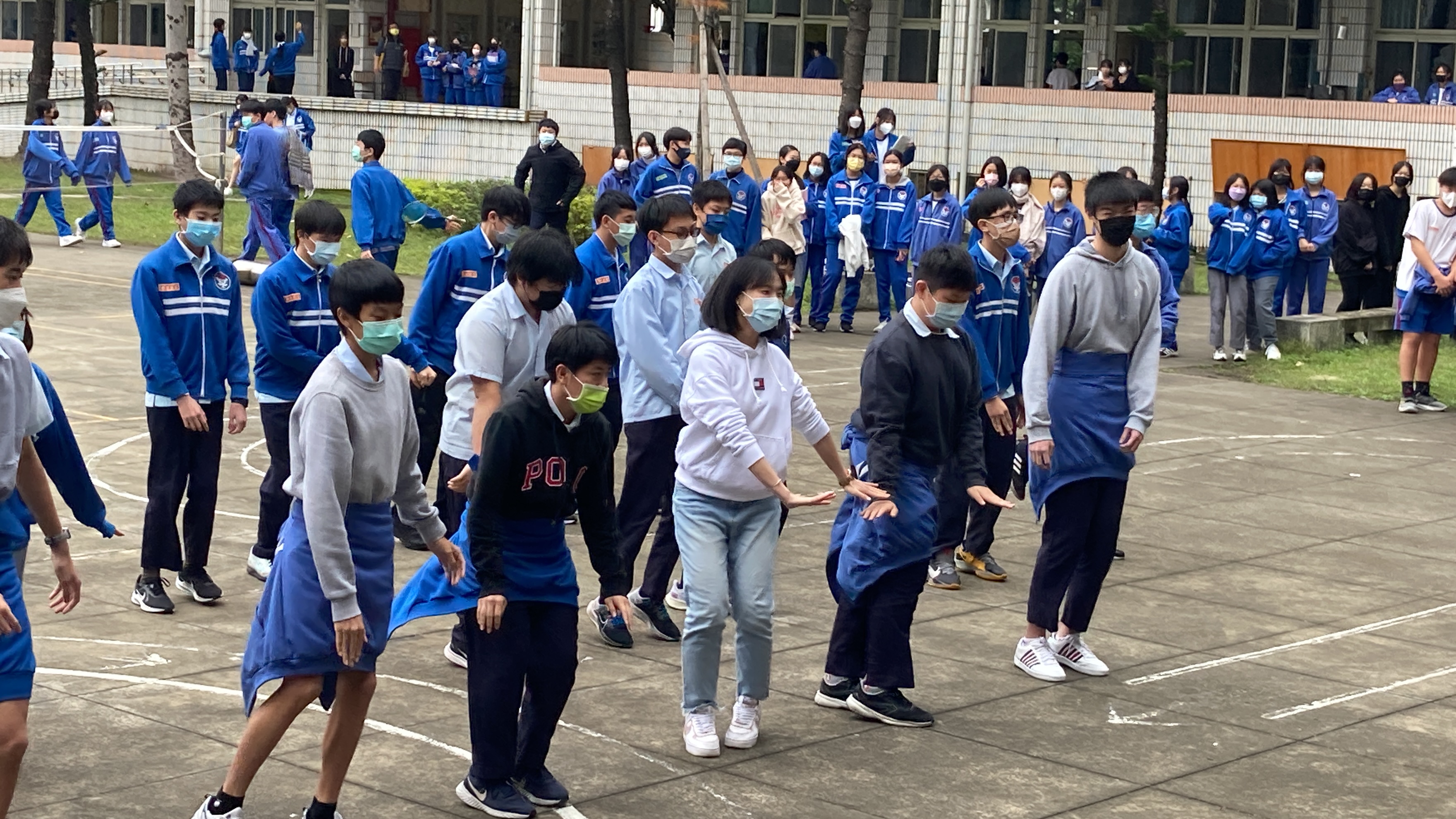 111中平國中1230九年級年末快閃舞蹈_916班與表演老師黃怡禎一起跳王心凌的愛你2_前排男生以外套代裙努力克服羞赧與老師展現舞蹈.JPG