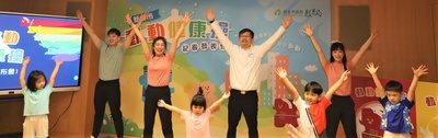 教育局長張明文(後排右2)及幼生搭配音樂表演「動動健康操」.jpg