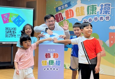 教育局長張明文偕同幼生將MV上傳雲端，正式啟用「動動健康操」。.jpg