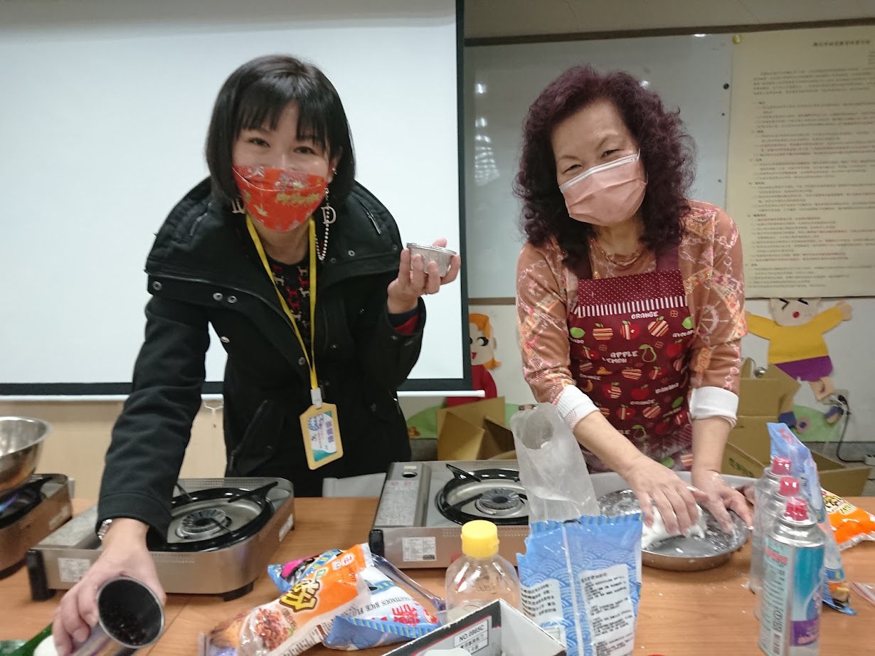 4.會長和志工協助.JPG
