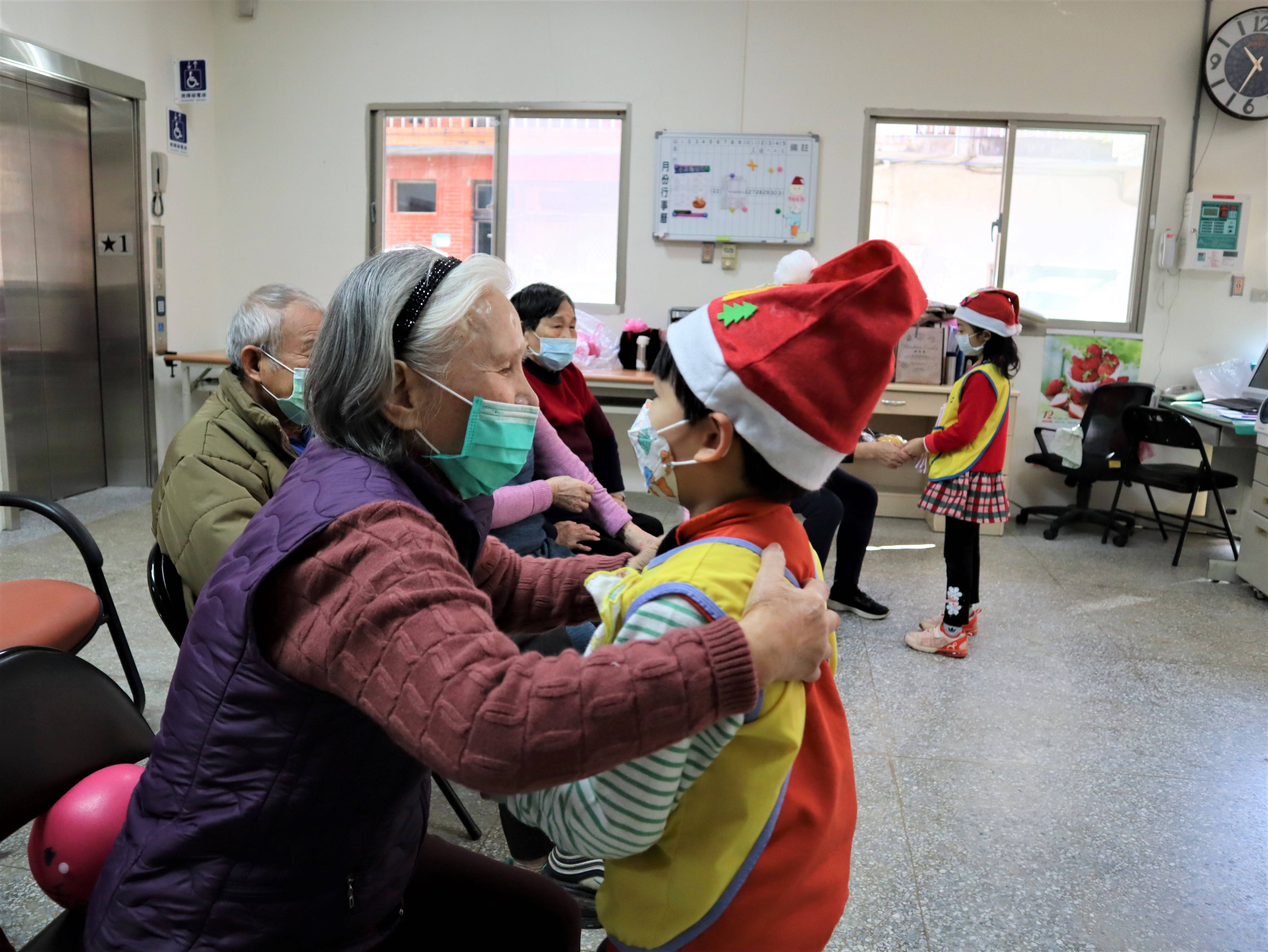 雙溪國小附設幼兒園到社區「建興托老中心」演出，爺爺、奶奶看著幼兒們活潑可愛的表演，笑聲不斷。.jpg