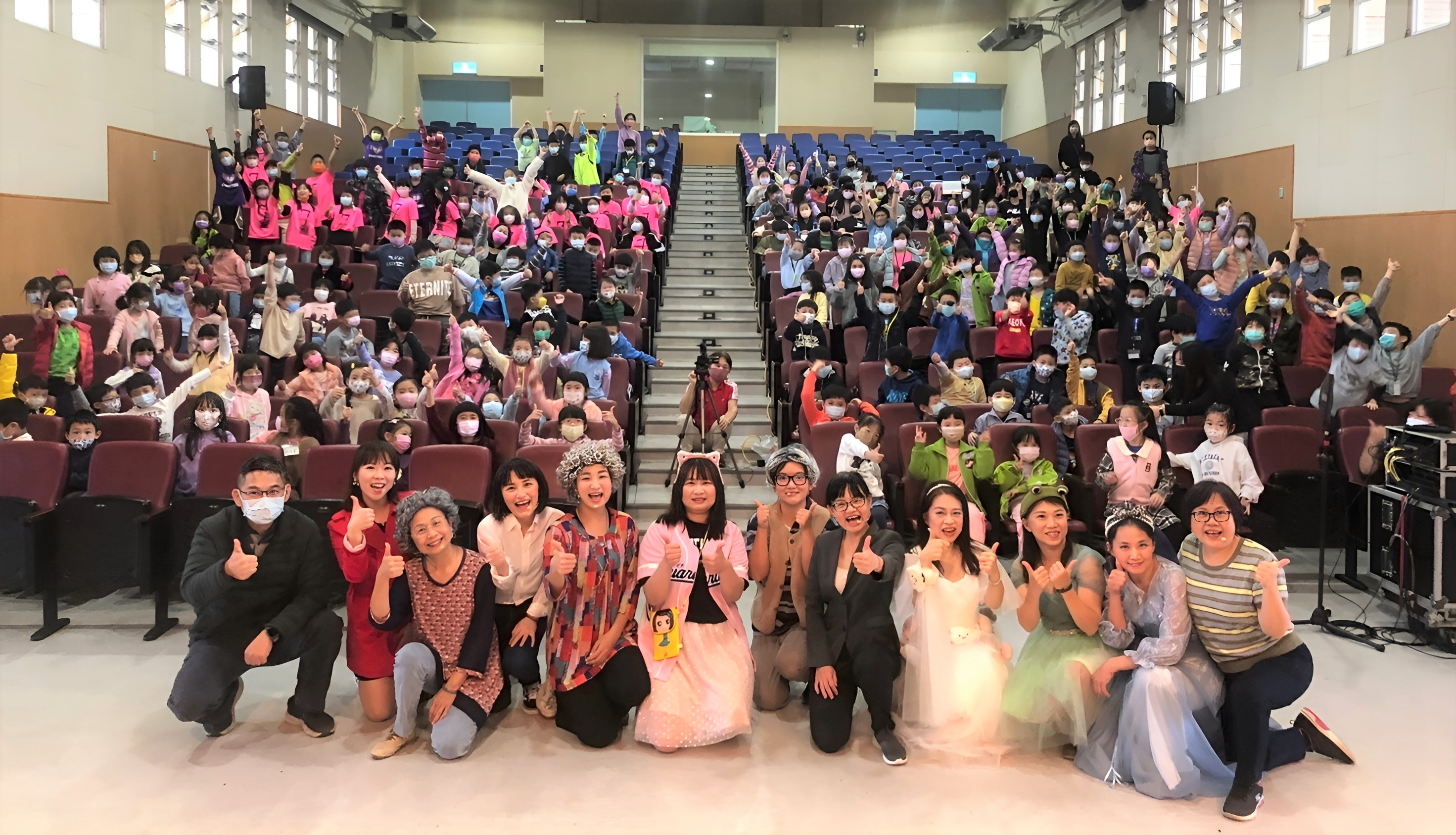 海山國小故事志工在校內公演.jpg