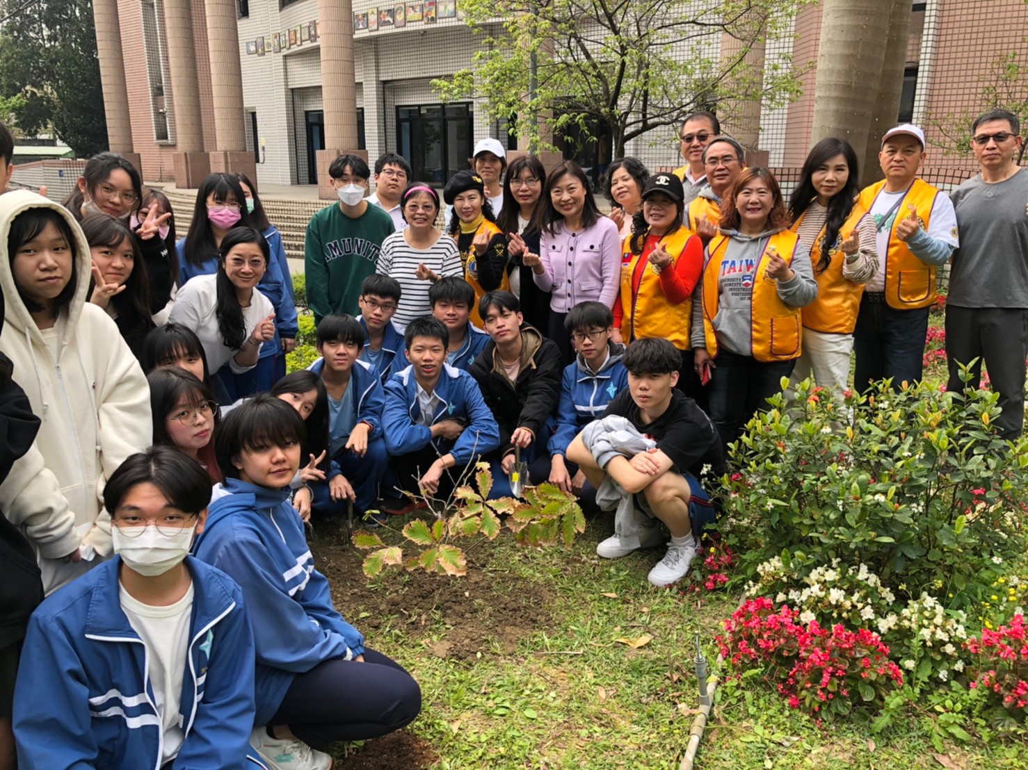 中和學生利用多元選修課種植活化石「槲櫟」.jpg