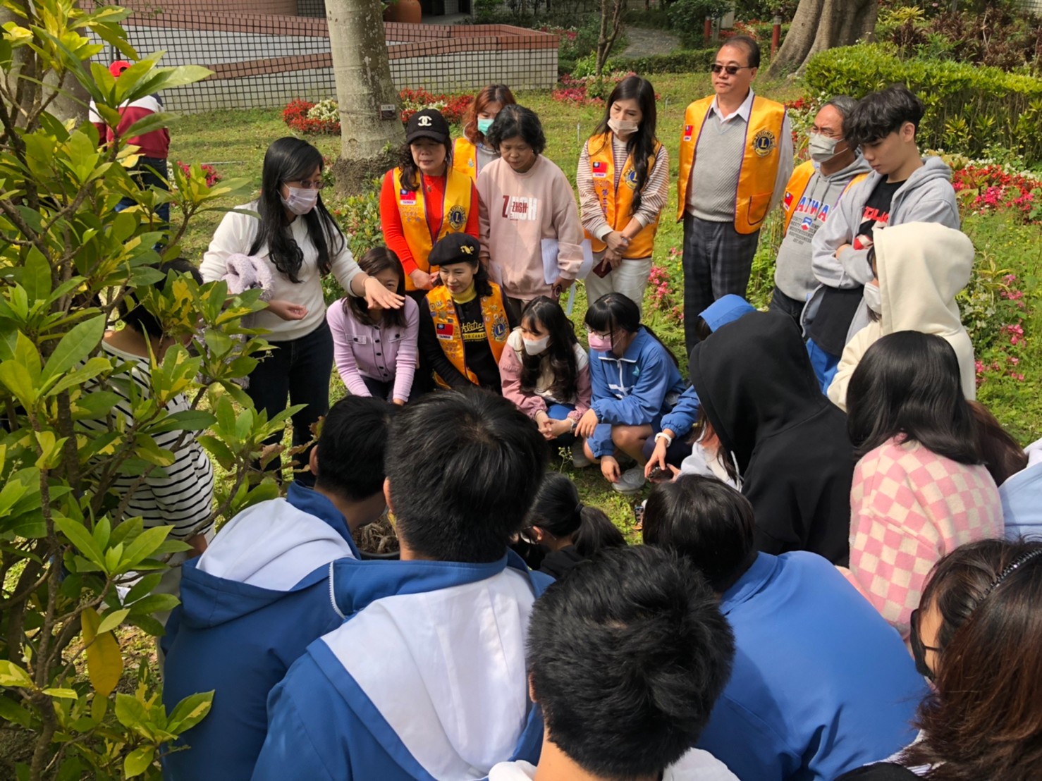 種樹前由生物老師講解槲櫟在植物學上的意義.jpg