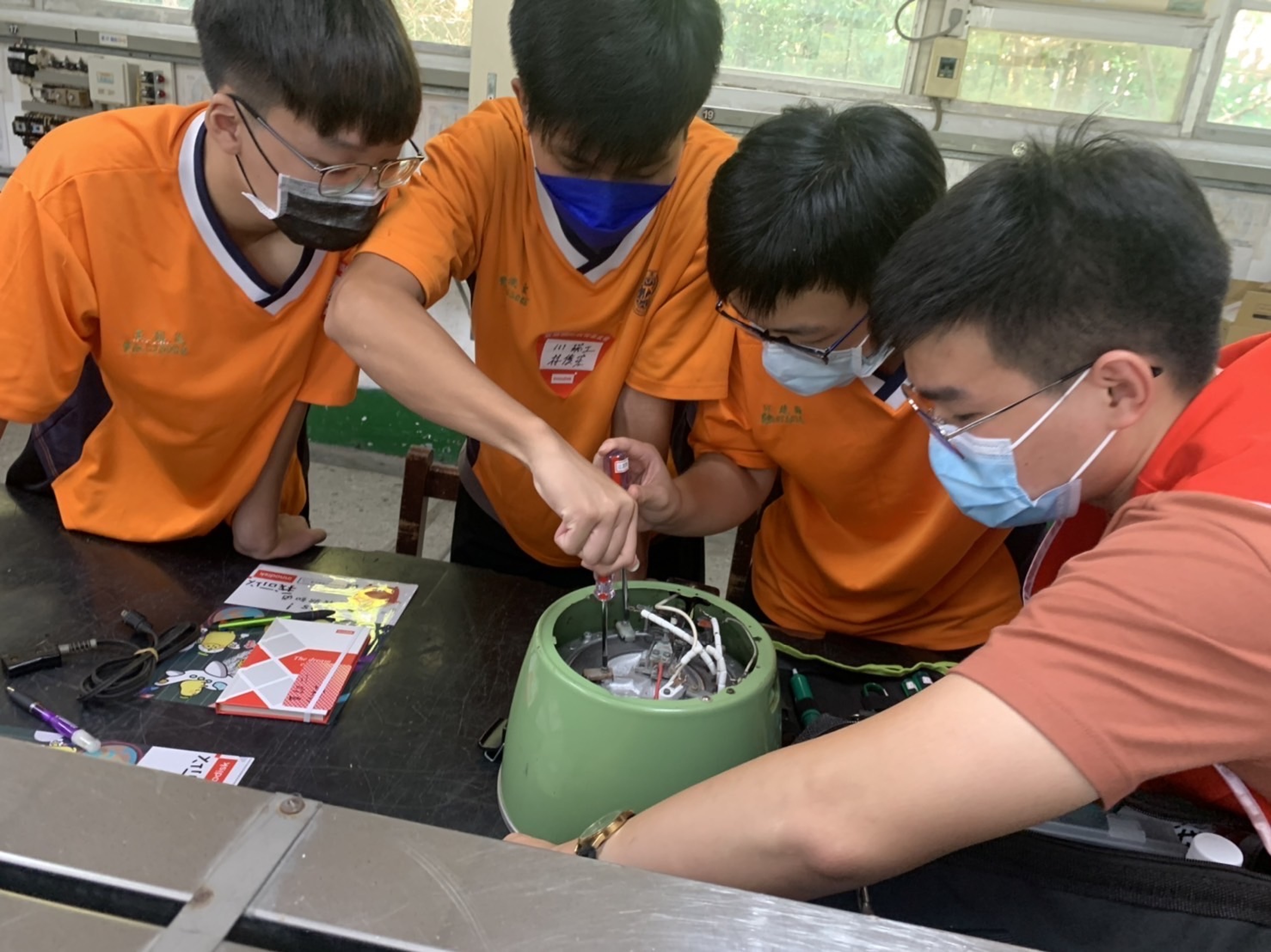 新北市瑞芳高工學生與宜鼎教育基金會合作，進行電器維修培訓。.JPG