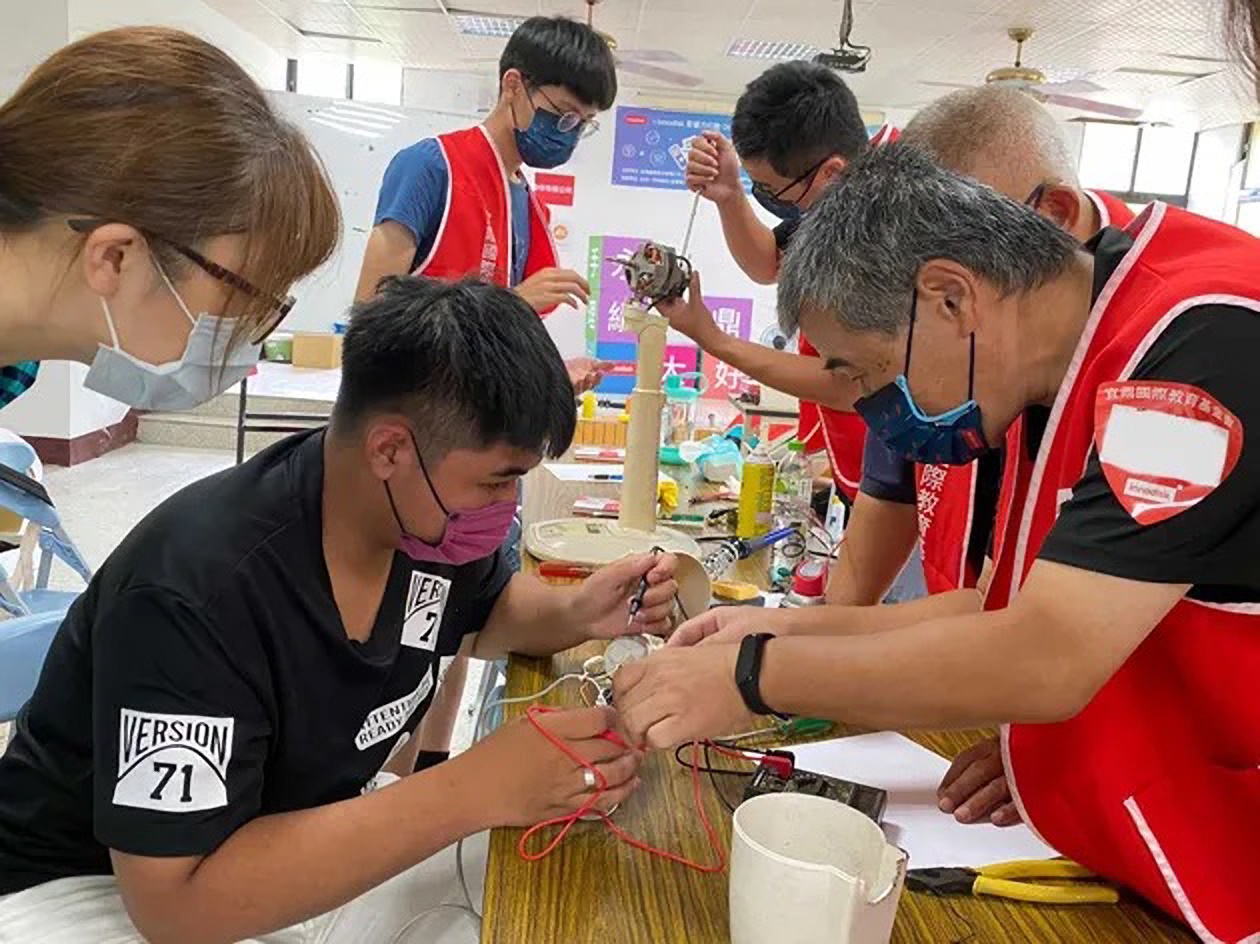 新北瑞芳高工學生與宜鼎教育基金會合作，到養老院為長者維修家電。.png