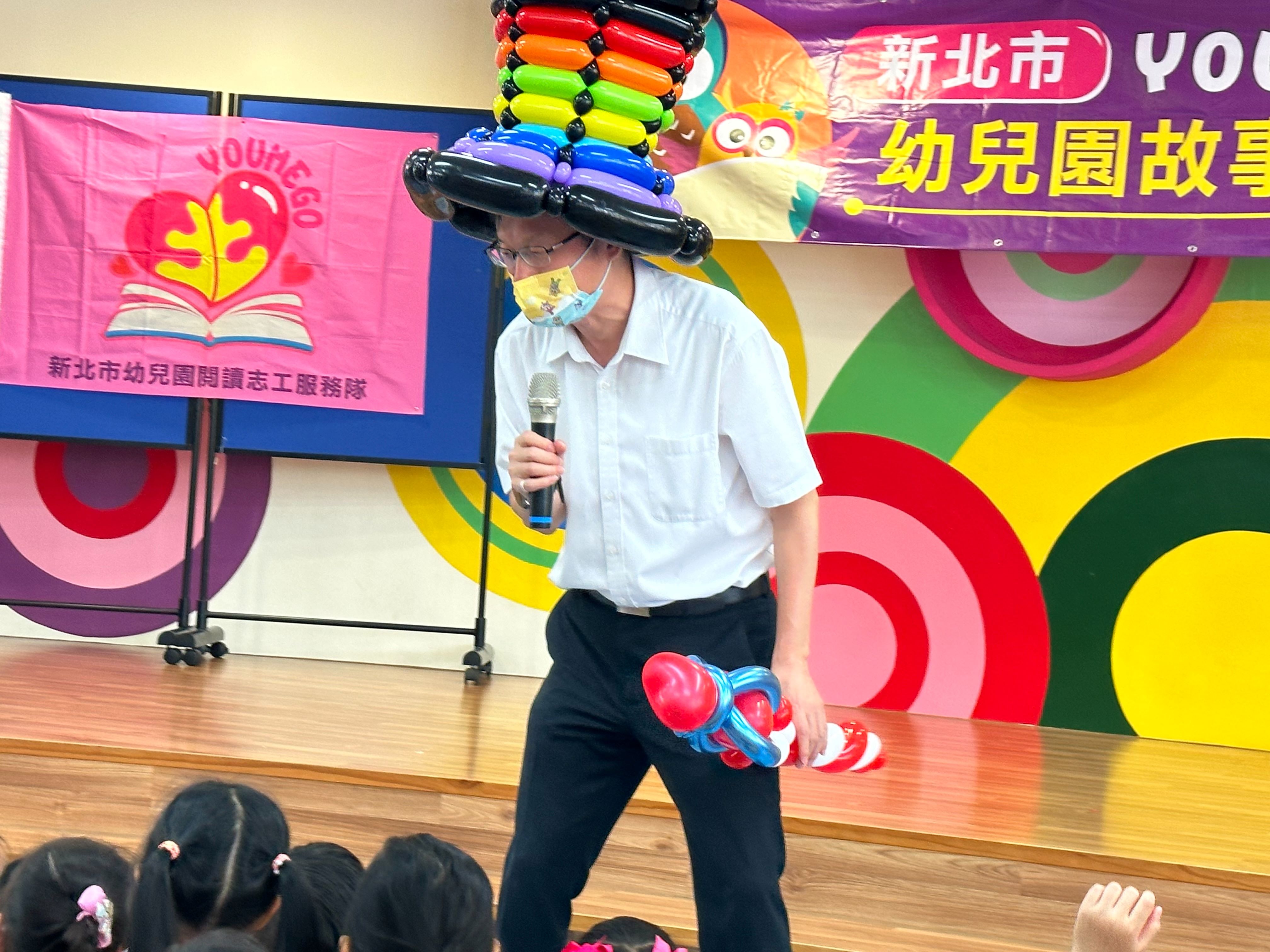 教育局長張明文為幼兒說故事，他表示，今年有123間幼兒園申請故事志工，幼兒園不分公私、齊力推動閱讀教育。.jpg