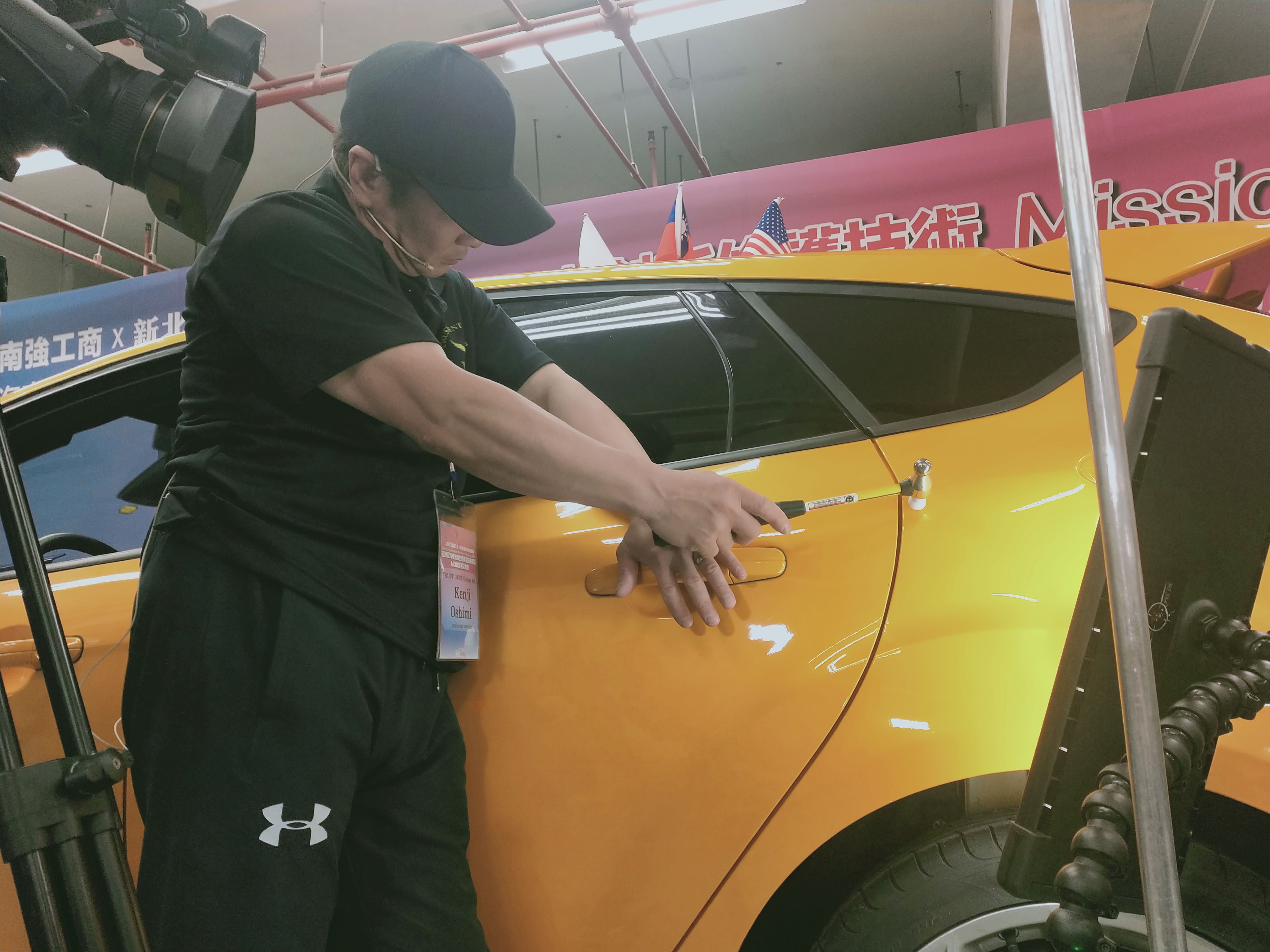 新北市私立南強工商邀請日本汽車無漆凹痕修復大師 Kenji Oshimi進行實際修復技術交流。.jpg