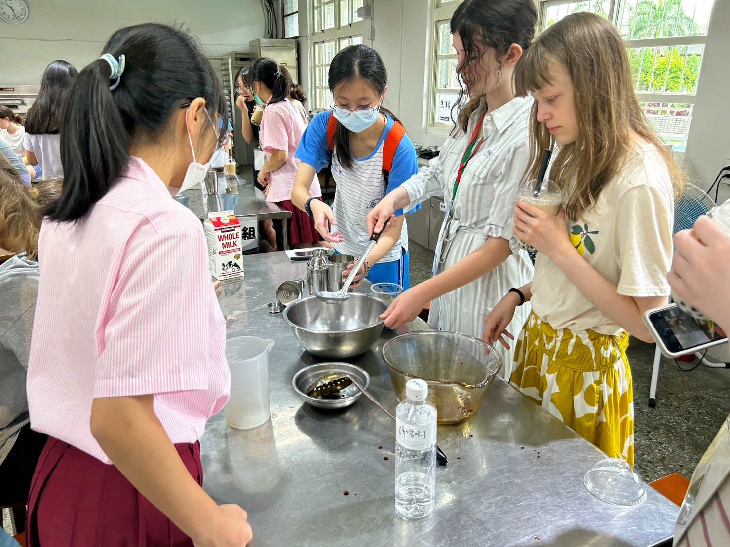 新泰國中學生和美國學伴共同製作珍珠奶茶.jpg