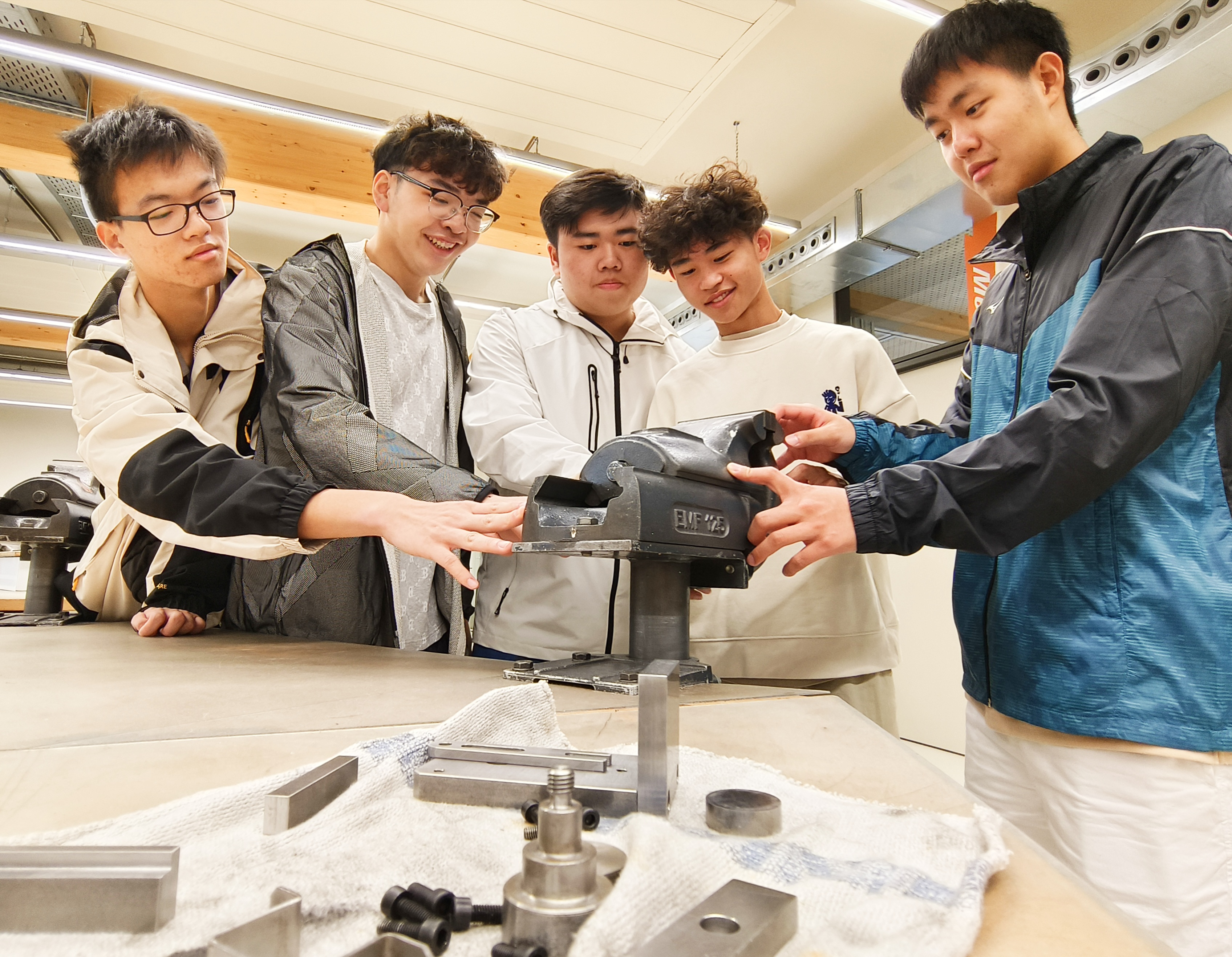 Upskill國際產業見學及教育體驗-三重商工師生企業參訪學生操作機器照.jpg