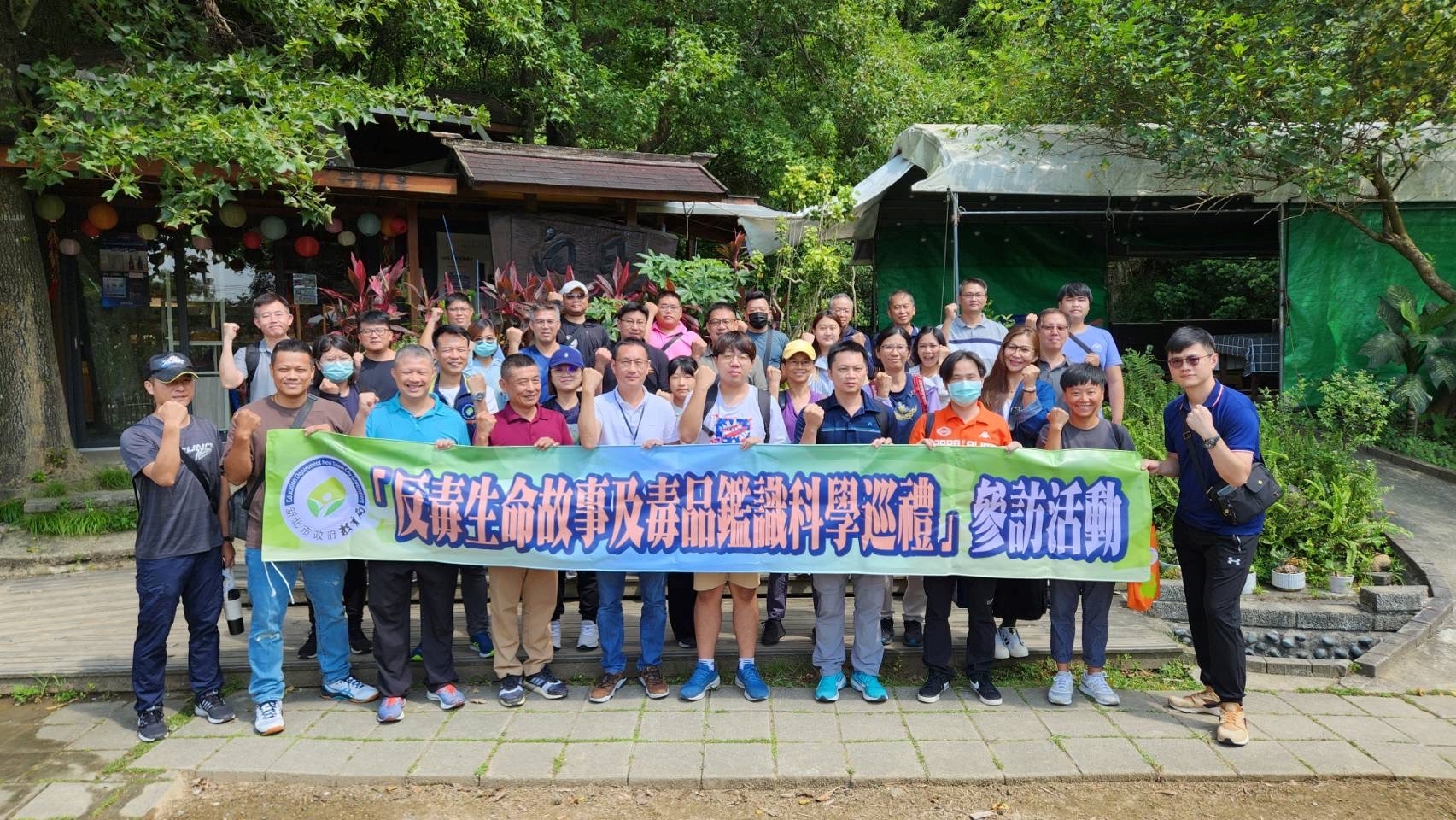 學務創新夥伴於向日有機農場參訪合影.jpg