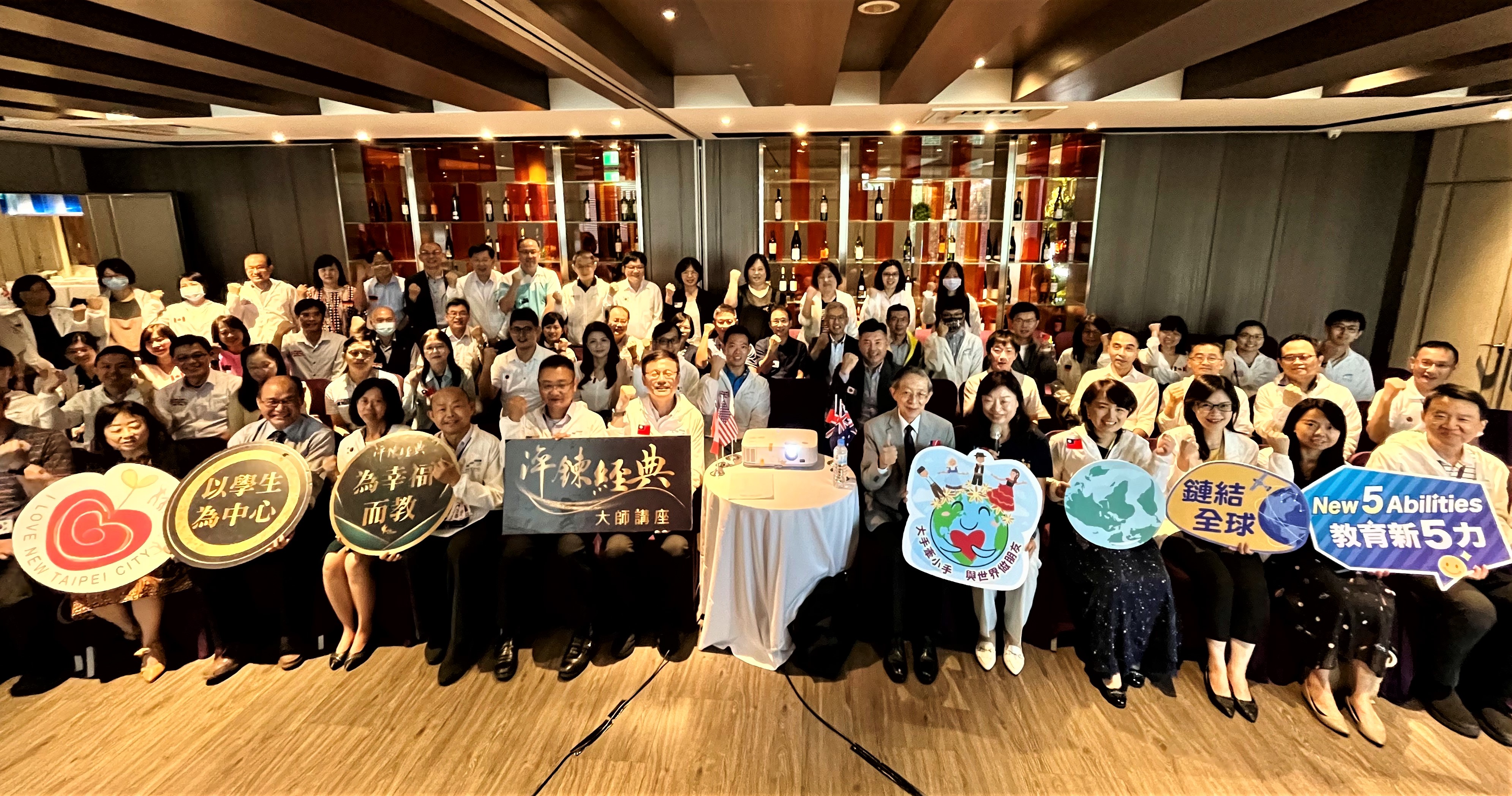 講座參與人員大合照.jpg